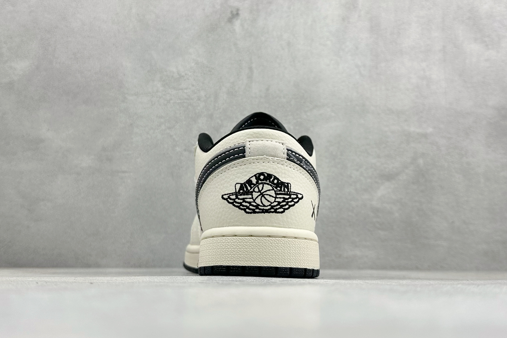 XC版Air Jordan 1 Low 休闲板鞋 遇上街头涂鸦美学 LR8888-019