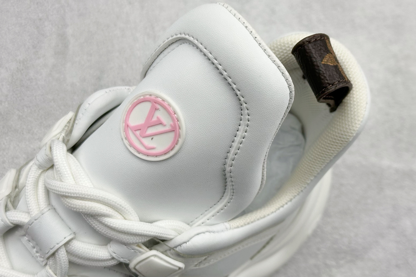 480 YS纯原LOUIS VUITTON Archlight皮革系带标饰 低帮运动休闲鞋女款 粉白