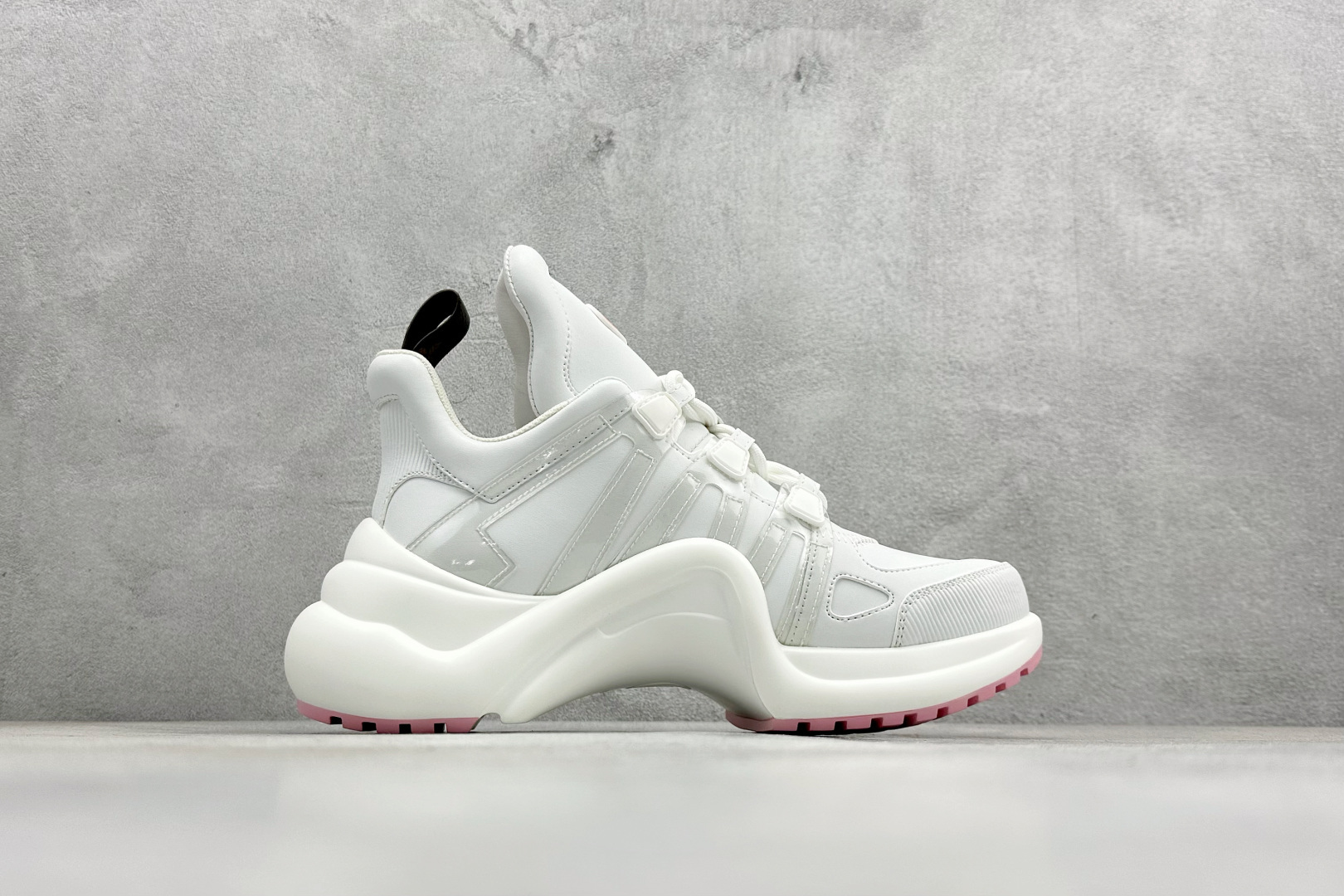 480 YS纯原LOUIS VUITTON Archlight皮革系带标饰 低帮运动休闲鞋女款 粉白