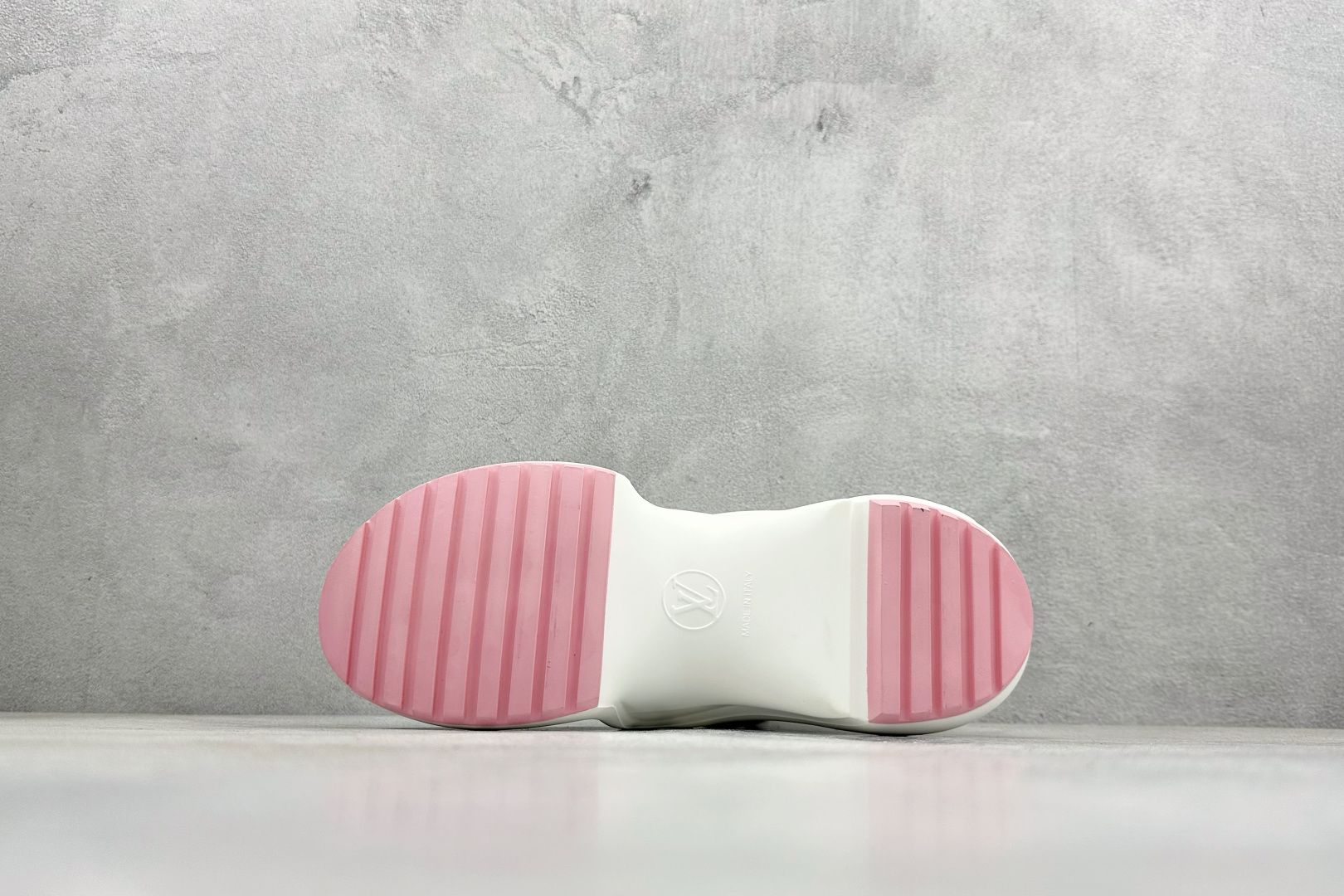 480 YS纯原LOUIS VUITTON Archlight皮革系带标饰 低帮运动休闲鞋女款 粉白