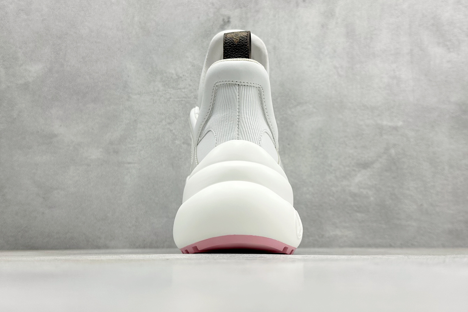 480 YS纯原LOUIS VUITTON Archlight皮革系带标饰 低帮运动休闲鞋女款 粉白