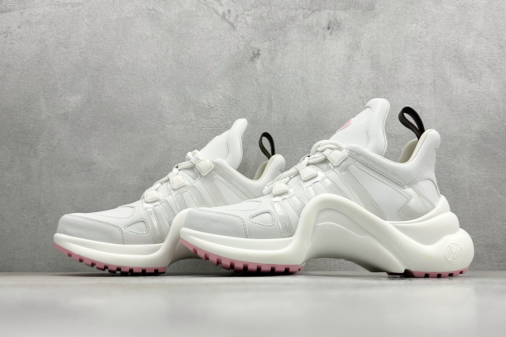 480 YS纯原LOUIS VUITTON Archlight皮革系带标饰 低帮运动休闲鞋女款 粉白