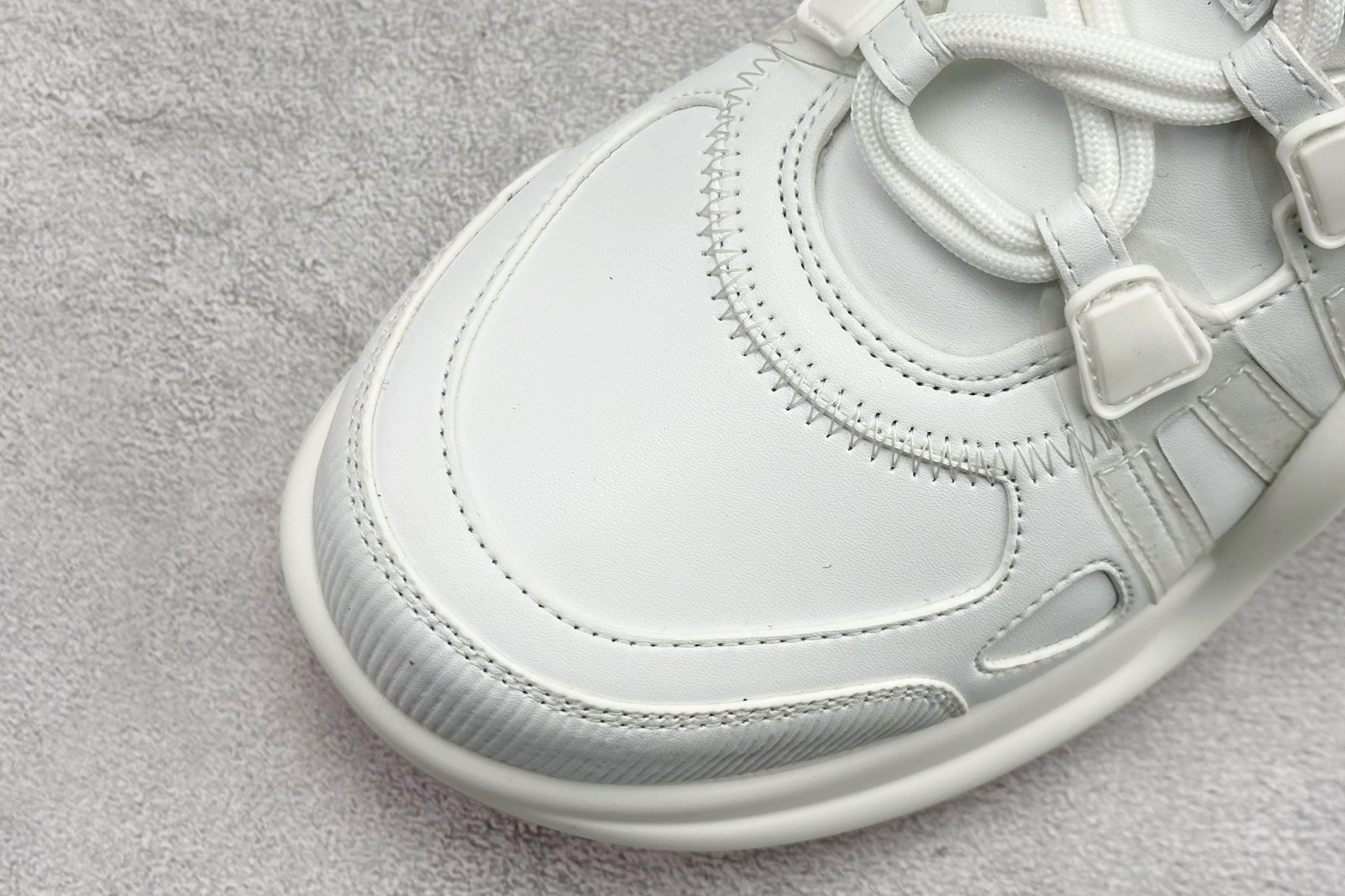480 YS纯原LOUIS VUITTON Archlight皮革系带标饰 低帮运动休闲鞋女款 粉白