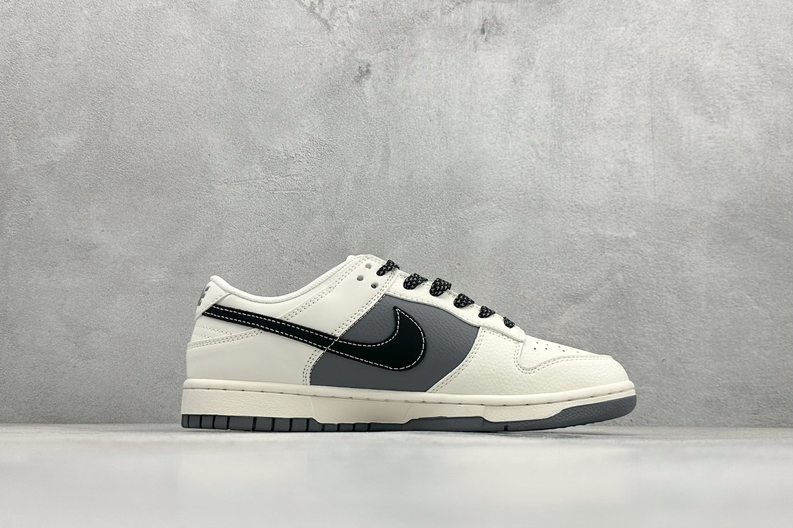 280 Nike SB Dunk Low“ Supreme 联名—米灰黑拼接” 周年高端定制 低帮休闲板鞋 JP1628-011-Chinese UA Cheap High Quatity Brand Clothes Bags handbags Sneakers wholesale wholesaler seller from China Factory suppliers Fashion Clothing Shoes best Quality Beautiful Price 280 Nike SB Dunk Low“ Supreme 联名—米灰黑拼接” 周年高端定制 低帮休闲板鞋 JP1628-011