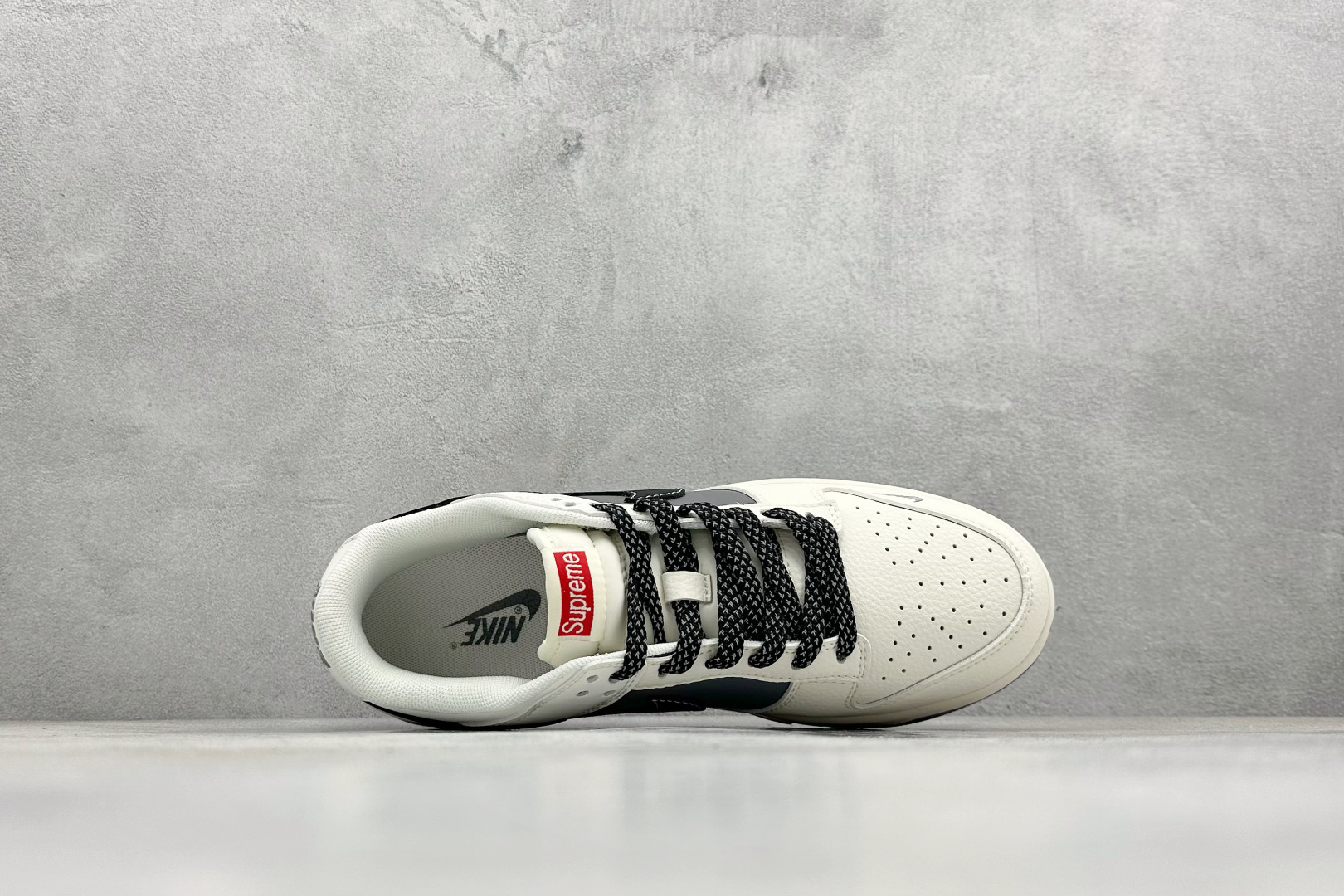 280 Nike SB Dunk Low“ Supreme 联名—米灰黑拼接” 周年高端定制 低帮休闲板鞋 JP1628-011-Chinese UA Cheap High Quatity Brand Clothes Bags handbags Sneakers wholesale wholesaler seller from China Factory suppliers Fashion Clothing Shoes best Quality Beautiful Price 280 Nike SB Dunk Low“ Supreme 联名—米灰黑拼接” 周年高端定制 低帮休闲板鞋 JP1628-011
