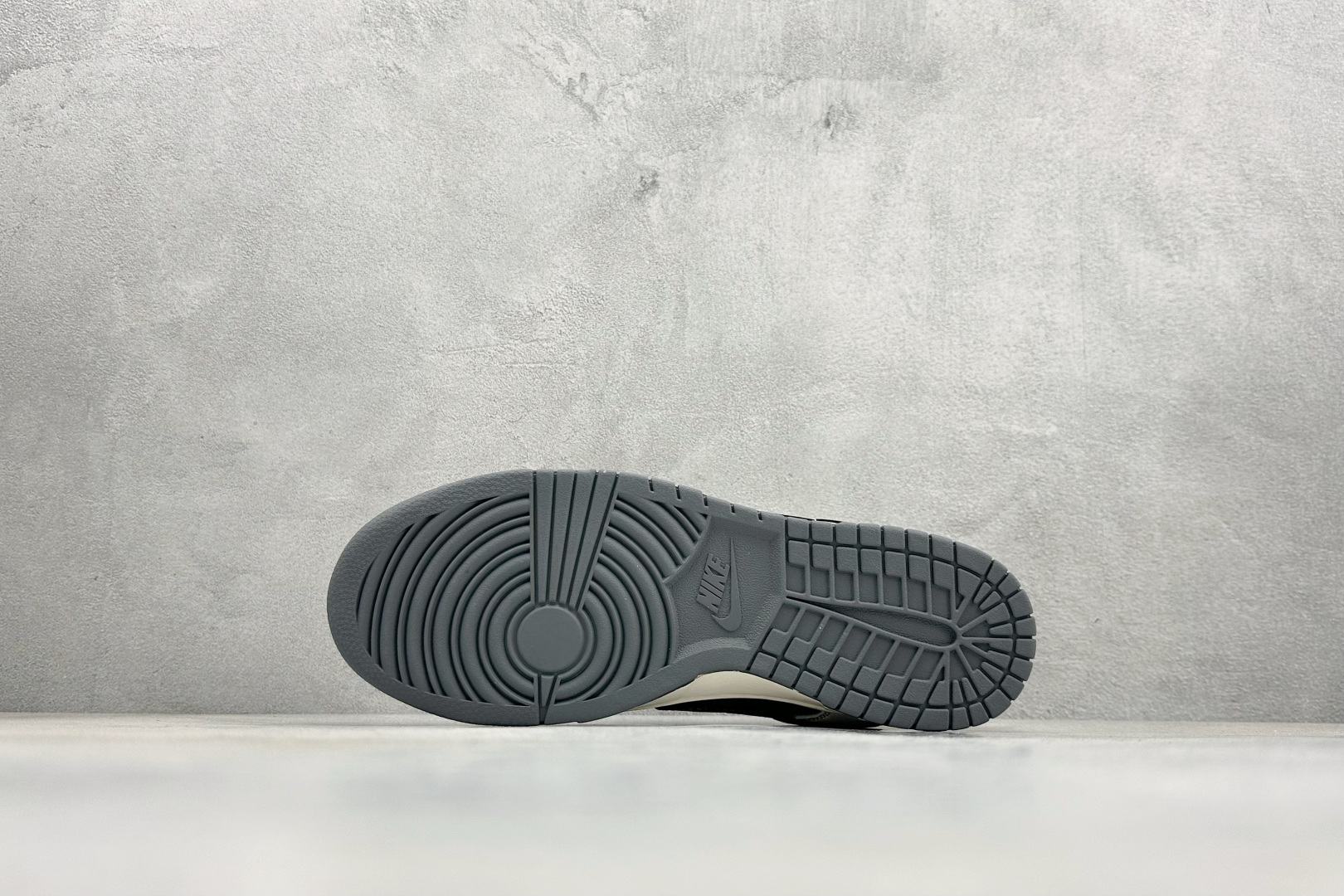 280 Nike SB Dunk Low“ Supreme 联名—米灰黑拼接” 周年高端定制 低帮休闲板鞋 JP1628-011-Chinese UA Cheap High Quatity Brand Clothes Bags handbags Sneakers wholesale wholesaler seller from China Factory suppliers Fashion Clothing Shoes best Quality Beautiful Price 280 Nike SB Dunk Low“ Supreme 联名—米灰黑拼接” 周年高端定制 低帮休闲板鞋 JP1628-011