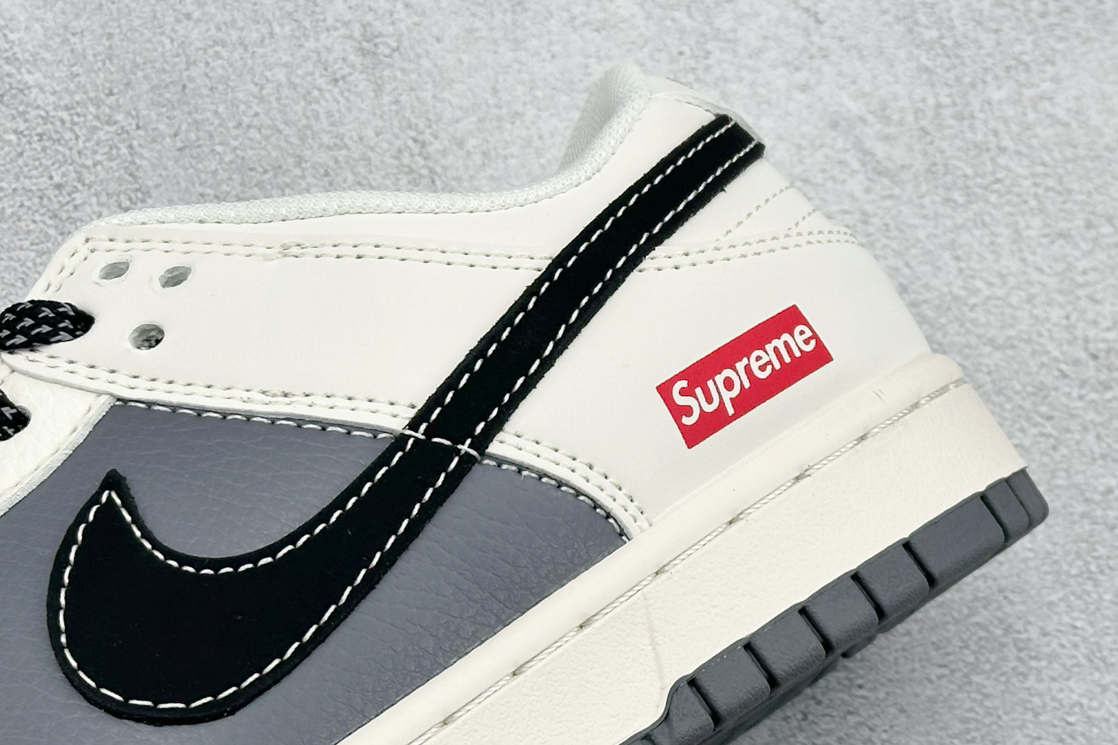 280 Nike SB Dunk Low“ Supreme 联名—米灰黑拼接” 周年高端定制 低帮休闲板鞋 JP1628-011-Chinese UA Cheap High Quatity Brand Clothes Bags handbags Sneakers wholesale wholesaler seller from China Factory suppliers Fashion Clothing Shoes best Quality Beautiful Price 280 Nike SB Dunk Low“ Supreme 联名—米灰黑拼接” 周年高端定制 低帮休闲板鞋 JP1628-011