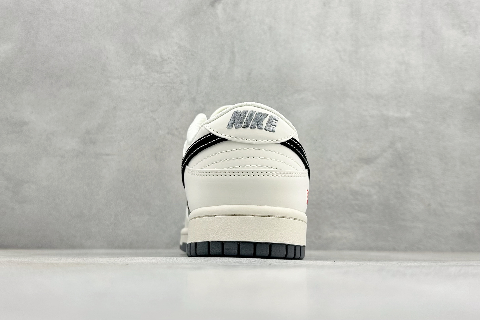 280 Nike SB Dunk Low“ Supreme 联名—米灰黑拼接” 周年高端定制 低帮休闲板鞋 JP1628-011-Chinese UA Cheap High Quatity Brand Clothes Bags handbags Sneakers wholesale wholesaler seller from China Factory suppliers Fashion Clothing Shoes best Quality Beautiful Price 280 Nike SB Dunk Low“ Supreme 联名—米灰黑拼接” 周年高端定制 低帮休闲板鞋 JP1628-011