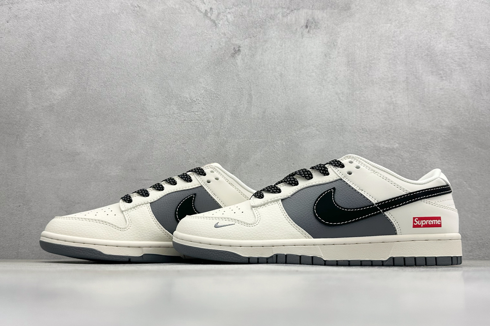 280 Nike SB Dunk Low“ Supreme 联名—米灰黑拼接” 周年高端定制 低帮休闲板鞋 JP1628-011-Chinese UA Cheap High Quatity Brand Clothes Bags handbags Sneakers wholesale wholesaler seller from China Factory suppliers Fashion Clothing Shoes best Quality Beautiful Price 280 Nike SB Dunk Low“ Supreme 联名—米灰黑拼接” 周年高端定制 低帮休闲板鞋 JP1628-011