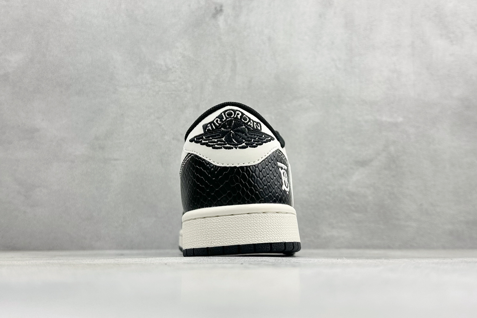 260 Air Jordan 1 Low AJ1 乔1 巴宝莉联名高端定制 倒钩低帮复古篮球鞋 HS1239-004-Chinese UA Cheap High Quatity Brand Clothes Bags handbags Sneakers wholesale wholesaler seller from China Factory suppliers Fashion Clothing Shoes best Quality Beautiful Price 260 Air Jordan 1 Low AJ1 乔1 巴宝莉联名高端定制 倒钩低帮复古篮球鞋 HS1239-004