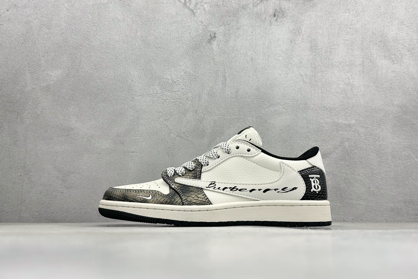 260 Air Jordan 1 Low AJ1 乔1 巴宝莉联名高端定制 倒钩低帮复古篮球鞋 HS1239-004-Chinese UA Cheap High Quatity Brand Clothes Bags handbags Sneakers wholesale wholesaler seller from China Factory suppliers Fashion Clothing Shoes best Quality Beautiful Price 260 Air Jordan 1 Low AJ1 乔1 巴宝莉联名高端定制 倒钩低帮复古篮球鞋 HS1239-004
