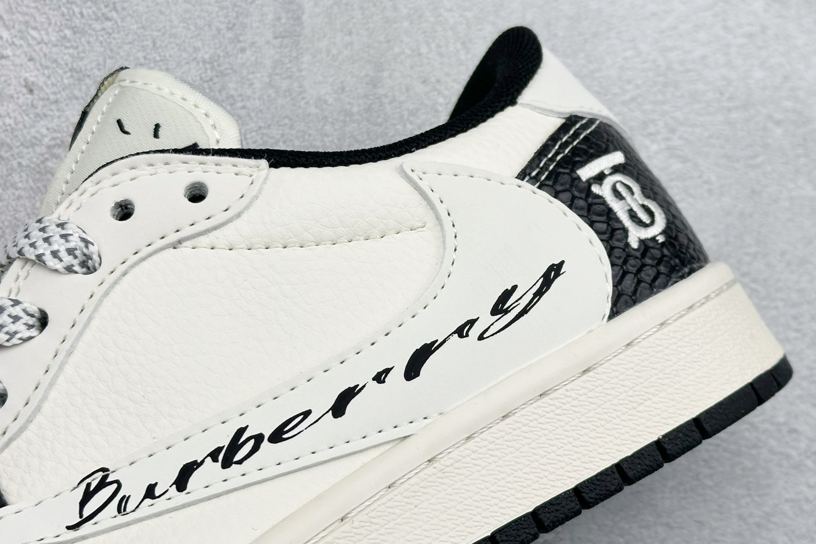 260 Air Jordan 1 Low AJ1 乔1 巴宝莉联名高端定制 倒钩低帮复古篮球鞋 HS1239-004-Chinese UA Cheap High Quatity Brand Clothes Bags handbags Sneakers wholesale wholesaler seller from China Factory suppliers Fashion Clothing Shoes best Quality Beautiful Price 260 Air Jordan 1 Low AJ1 乔1 巴宝莉联名高端定制 倒钩低帮复古篮球鞋 HS1239-004