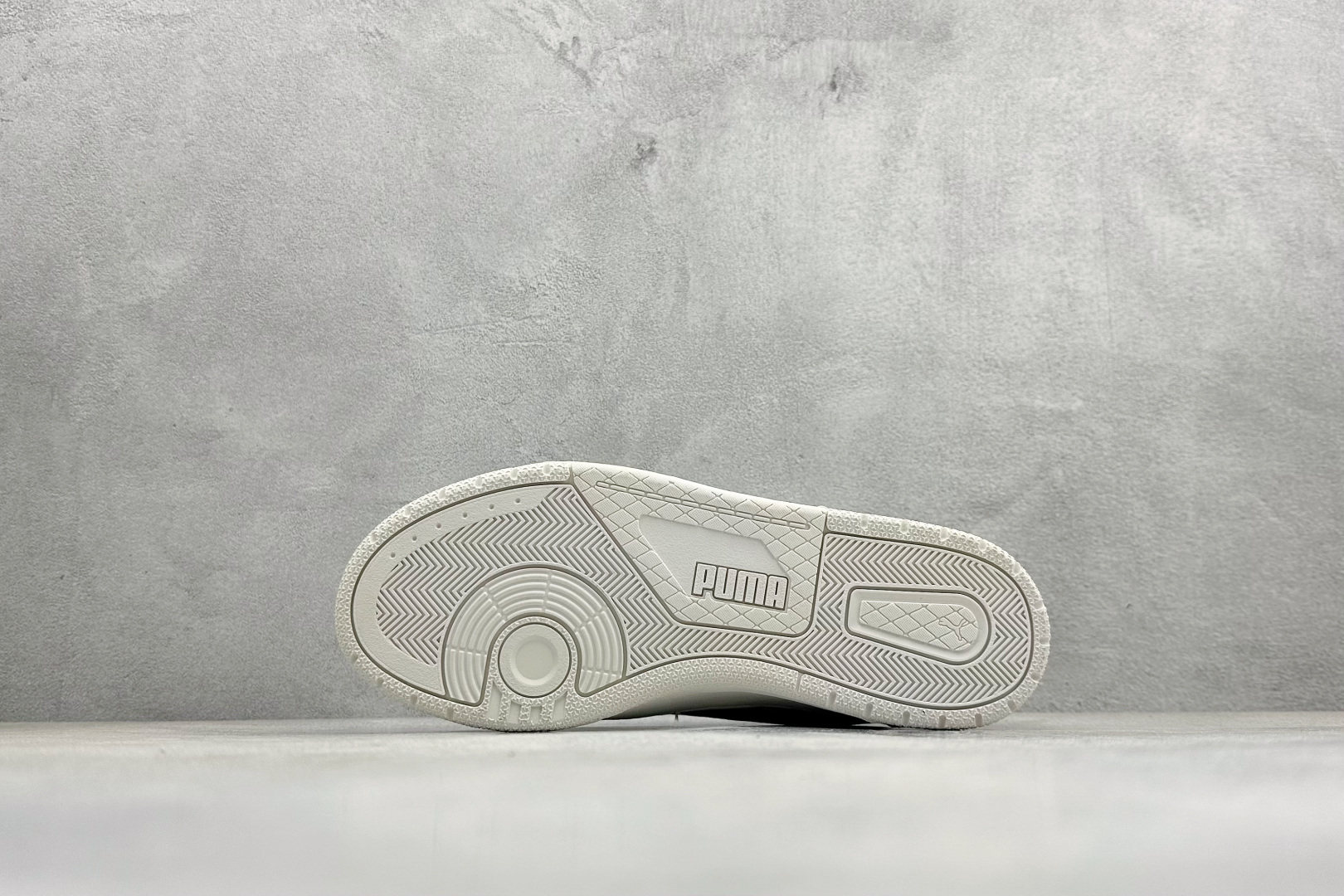 150 Puma Ferrari CA Match White Color 复古单品 彪马 防滑耐磨低帮板鞋 308621-13