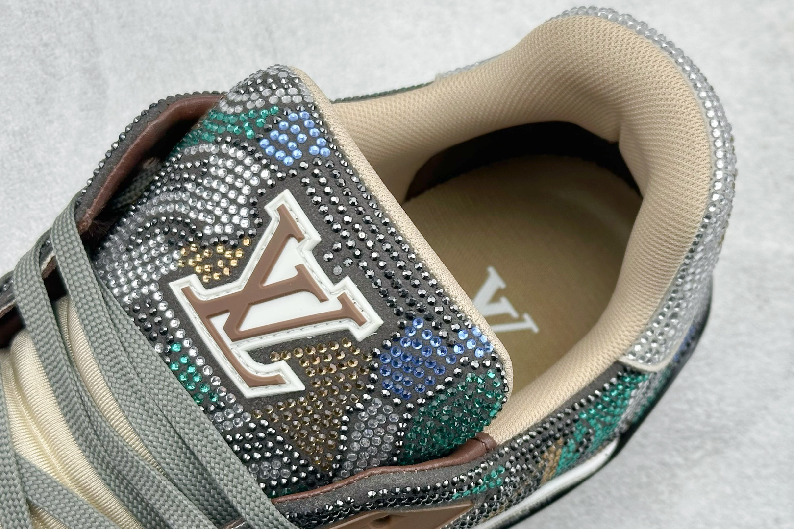 470 YS纯原LOUIS VUITTON Trainer人造钻石 低帮 时尚板鞋 亮钻卡其色 YS2022-Chinese UA Cheap High Quatity Brand Clothes Bags handbags Sneakers wholesale wholesaler seller from China Factory suppliers Fashion Clothing Shoes best Quality Beautiful Price 470 YS纯原LOUIS VUITTON Trainer人造钻石 低帮 时尚板鞋 亮钻卡其色 YS2022