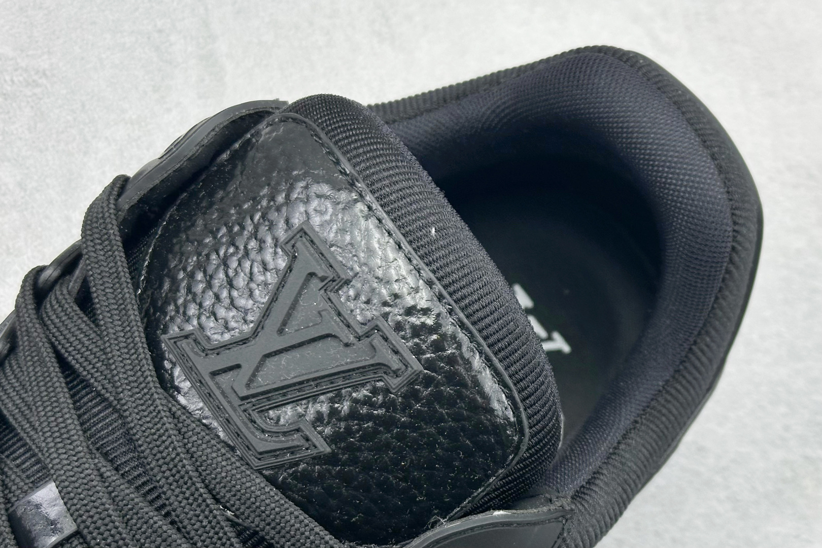 470 YS纯原LOUIS VUITTON Trainer牛皮革圆头系带压花标志 低帮 板鞋 YS0328-Chinese UA Cheap High Quatity Brand Clothes Bags handbags Sneakers wholesale wholesaler seller from China Factory suppliers Fashion Clothing Shoes best Quality Beautiful Price 470 YS纯原LOUIS VUITTON Trainer牛皮革圆头系带压花标志 低帮 板鞋 YS0328