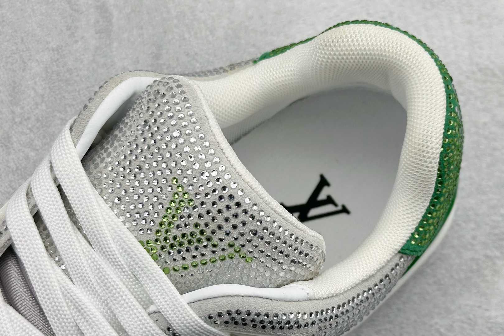 470 YS纯原LOUIS VUITTON Trainer人造钻石低帮时尚板鞋 男女同款 白绿 NL1210-Chinese UA Cheap High Quatity Brand Clothes Bags handbags Sneakers wholesale wholesaler seller from China Factory suppliers Fashion Clothing Shoes best Quality Beautiful Price 470 YS纯原LOUIS VUITTON Trainer人造钻石低帮时尚板鞋 男女同款 白绿 NL1210