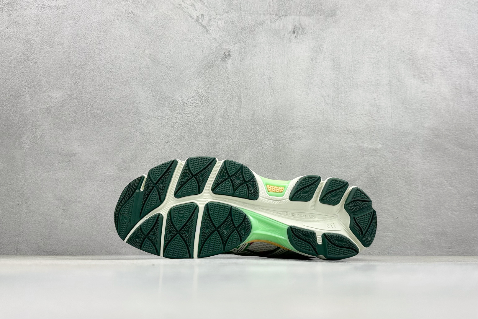 210 Asics Gel-Cumulus 16 亚瑟士复古透气休闲缓震耐磨跑步鞋 1203A763-100