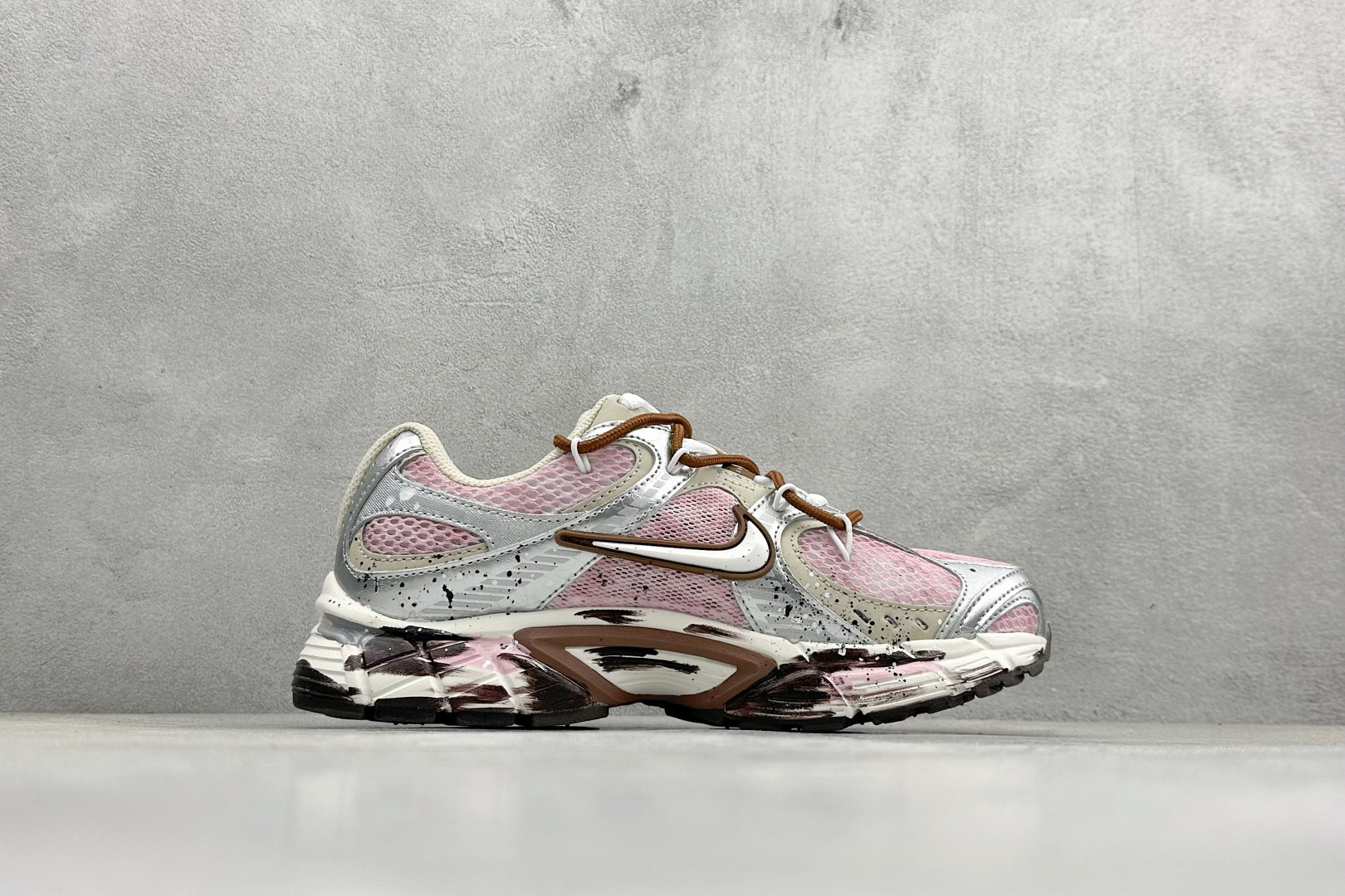 300 Nike V5 RNR 复古做旧 解构绑带 舒适百搭防滑耐磨 低帮跑步鞋 HQ7901-102-Chinese UA Cheap High Quatity Brand Clothes Bags handbags Sneakers wholesale wholesaler seller from China Factory suppliers Fashion Clothing Shoes best Quality Beautiful Price 300 Nike V5 RNR 复古做旧 解构绑带 舒适百搭防滑耐磨 低帮跑步鞋 HQ7901-102
