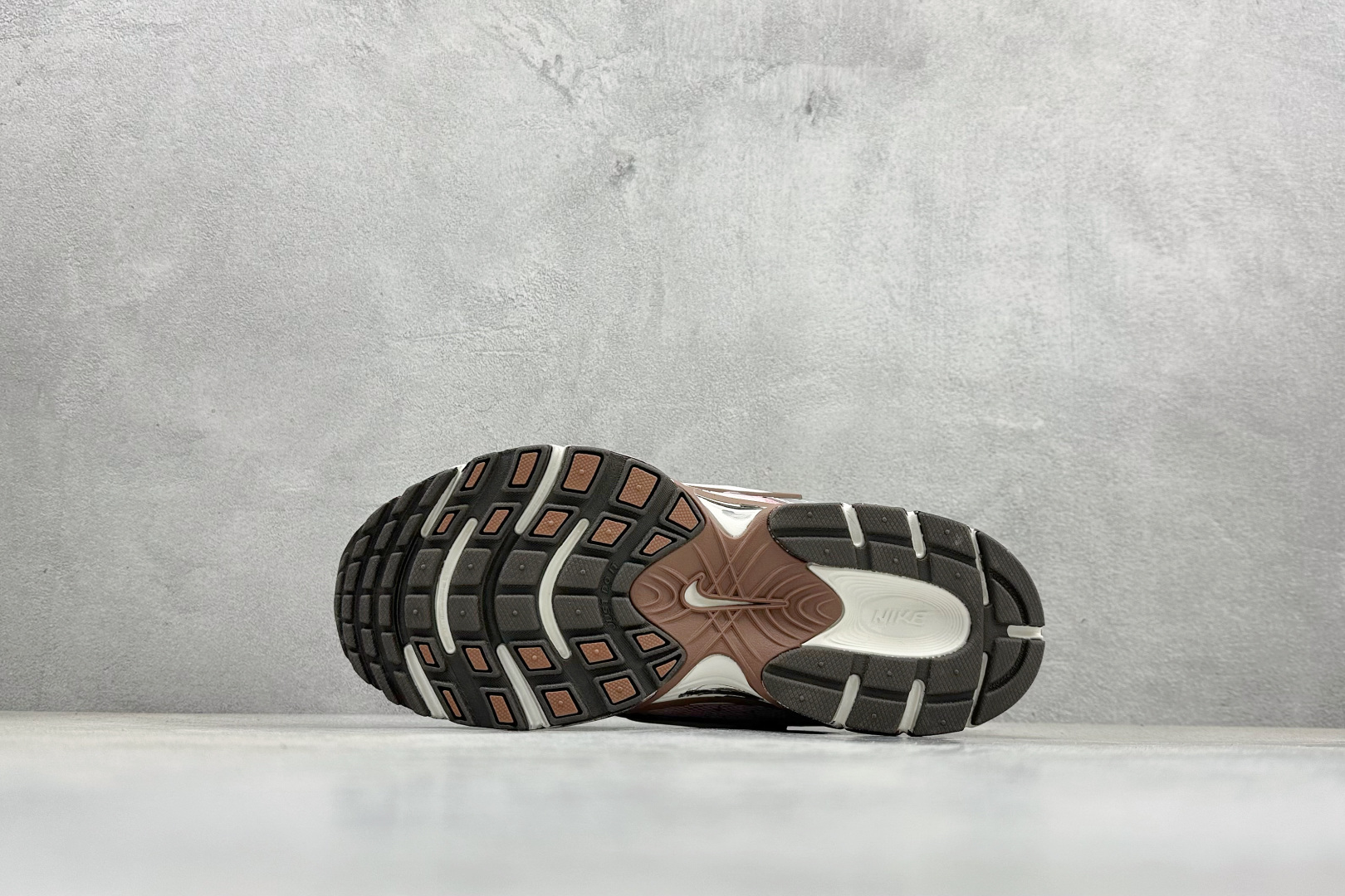 300 Nike V5 RNR 复古做旧 解构绑带 舒适百搭防滑耐磨 低帮跑步鞋 HQ7901-102-Chinese UA Cheap High Quatity Brand Clothes Bags handbags Sneakers wholesale wholesaler seller from China Factory suppliers Fashion Clothing Shoes best Quality Beautiful Price 300 Nike V5 RNR 复古做旧 解构绑带 舒适百搭防滑耐磨 低帮跑步鞋 HQ7901-102