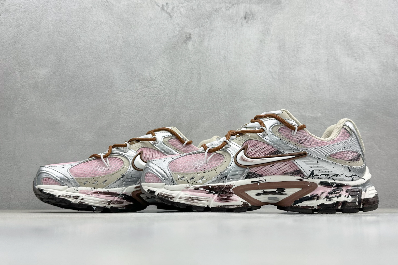 300 Nike V5 RNR 复古做旧 解构绑带 舒适百搭防滑耐磨 低帮跑步鞋 HQ7901-102-Chinese UA Cheap High Quatity Brand Clothes Bags handbags Sneakers wholesale wholesaler seller from China Factory suppliers Fashion Clothing Shoes best Quality Beautiful Price 300 Nike V5 RNR 复古做旧 解构绑带 舒适百搭防滑耐磨 低帮跑步鞋 HQ7901-102