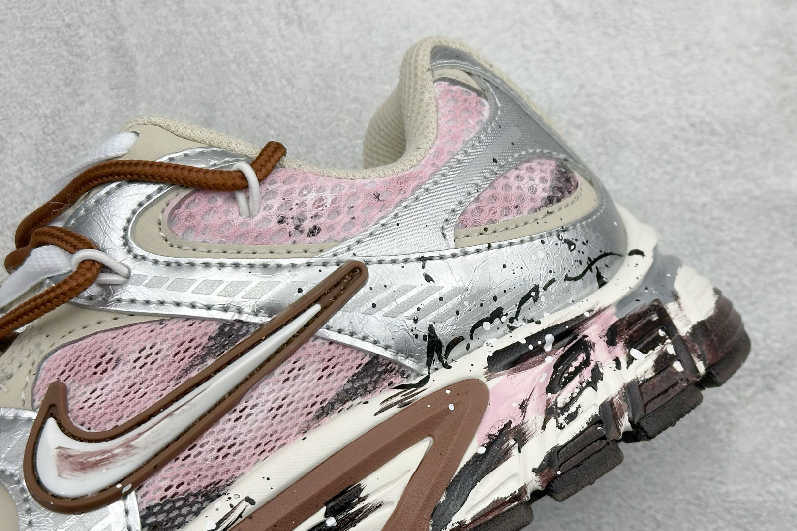 300 Nike V5 RNR 复古做旧 解构绑带 舒适百搭防滑耐磨 低帮跑步鞋 HQ7901-102-Chinese UA Cheap High Quatity Brand Clothes Bags handbags Sneakers wholesale wholesaler seller from China Factory suppliers Fashion Clothing Shoes best Quality Beautiful Price 300 Nike V5 RNR 复古做旧 解构绑带 舒适百搭防滑耐磨 低帮跑步鞋 HQ7901-102
