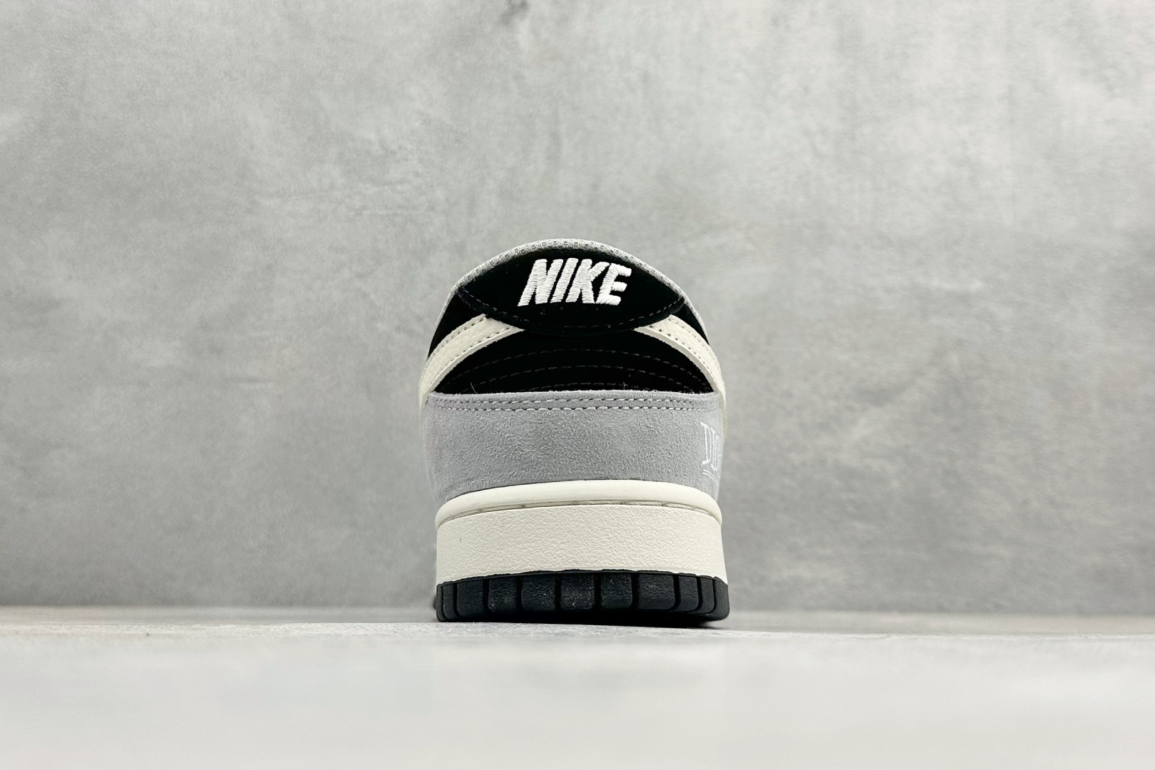 280 Nike SB Dunk Low“ 迪奥联名—米灰黑猪八革” 周年高端定制 低帮休闲板鞋 DN3168-021-Chinese UA Cheap High Quatity Brand Clothes Bags handbags Sneakers wholesale wholesaler seller from China Factory suppliers Fashion Clothing Shoes best Quality Beautiful Price 280 Nike SB Dunk Low“ 迪奥联名—米灰黑猪八革” 周年高端定制 低帮休闲板鞋 DN3168-021