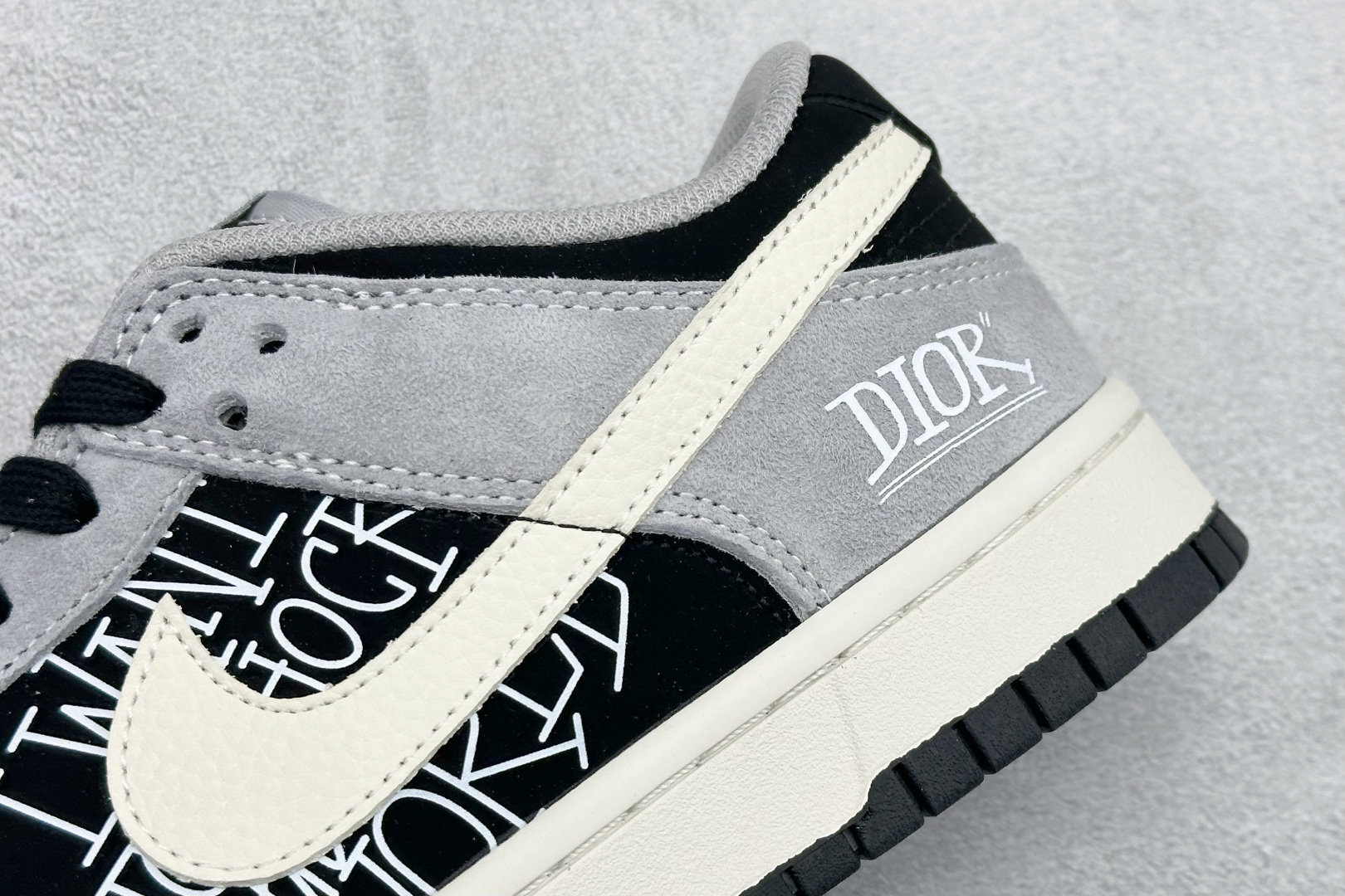 280 Nike SB Dunk Low“ 迪奥联名—米灰黑猪八革” 周年高端定制 低帮休闲板鞋 DN3168-021-Chinese UA Cheap High Quatity Brand Clothes Bags handbags Sneakers wholesale wholesaler seller from China Factory suppliers Fashion Clothing Shoes best Quality Beautiful Price 280 Nike SB Dunk Low“ 迪奥联名—米灰黑猪八革” 周年高端定制 低帮休闲板鞋 DN3168-021