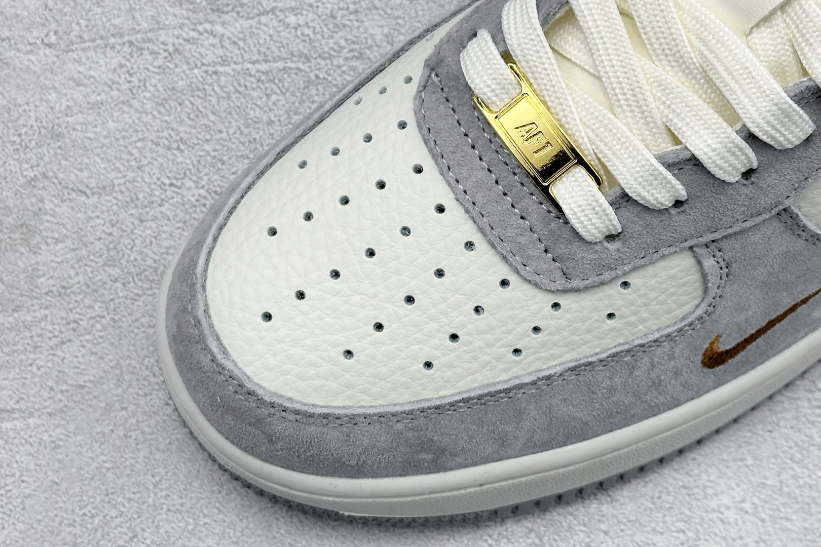 260 SC版Nike Air Force 1'07 Low 奶白灰金 空军一号低帮休闲板鞋 DV5477-007-Chinese UA Cheap High Quatity Brand Clothes Bags handbags Sneakers wholesale wholesaler seller from China Factory suppliers Fashion Clothing Shoes best Quality Beautiful Price 260 SC版Nike Air Force 1'07 Low 奶白灰金 空军一号低帮休闲板鞋 DV5477-007
