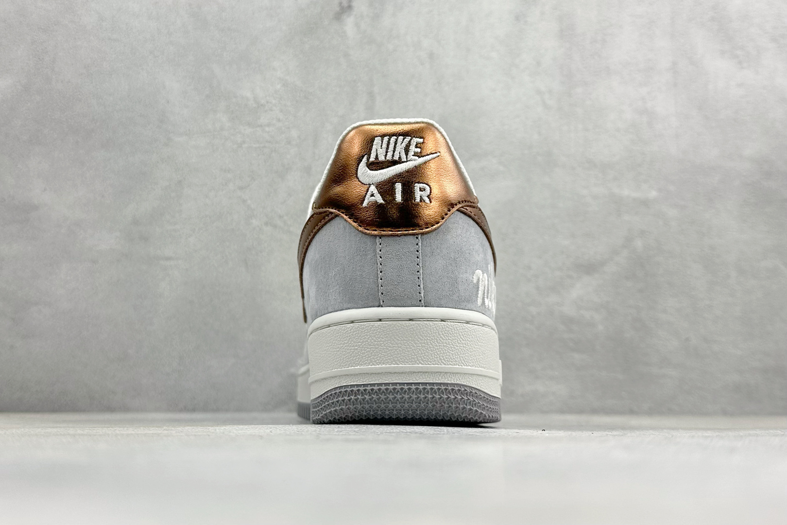 260 SC版Nike Air Force 1'07 Low 奶白灰金 空军一号低帮休闲板鞋 DV5477-007-Chinese UA Cheap High Quatity Brand Clothes Bags handbags Sneakers wholesale wholesaler seller from China Factory suppliers Fashion Clothing Shoes best Quality Beautiful Price 260 SC版Nike Air Force 1'07 Low 奶白灰金 空军一号低帮休闲板鞋 DV5477-007