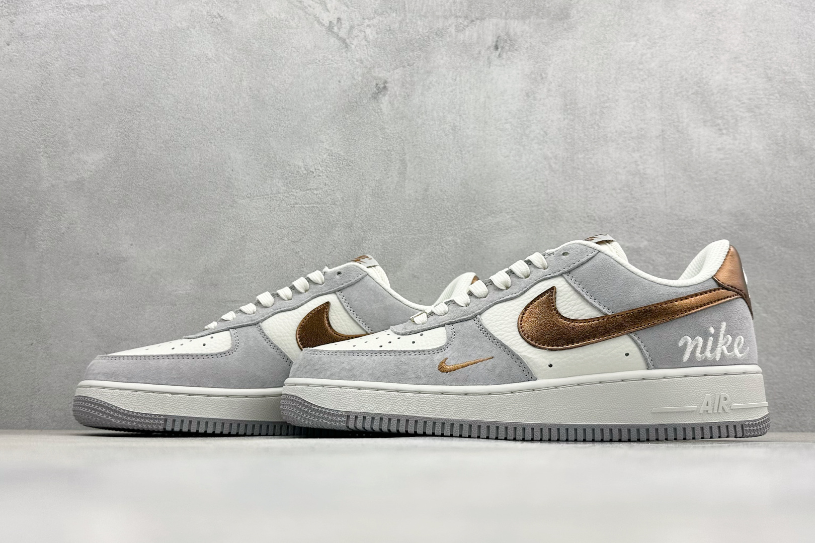 260 SC版Nike Air Force 1'07 Low 奶白灰金 空军一号低帮休闲板鞋 DV5477-007-Chinese UA Cheap High Quatity Brand Clothes Bags handbags Sneakers wholesale wholesaler seller from China Factory suppliers Fashion Clothing Shoes best Quality Beautiful Price 260 SC版Nike Air Force 1'07 Low 奶白灰金 空军一号低帮休闲板鞋 DV5477-007