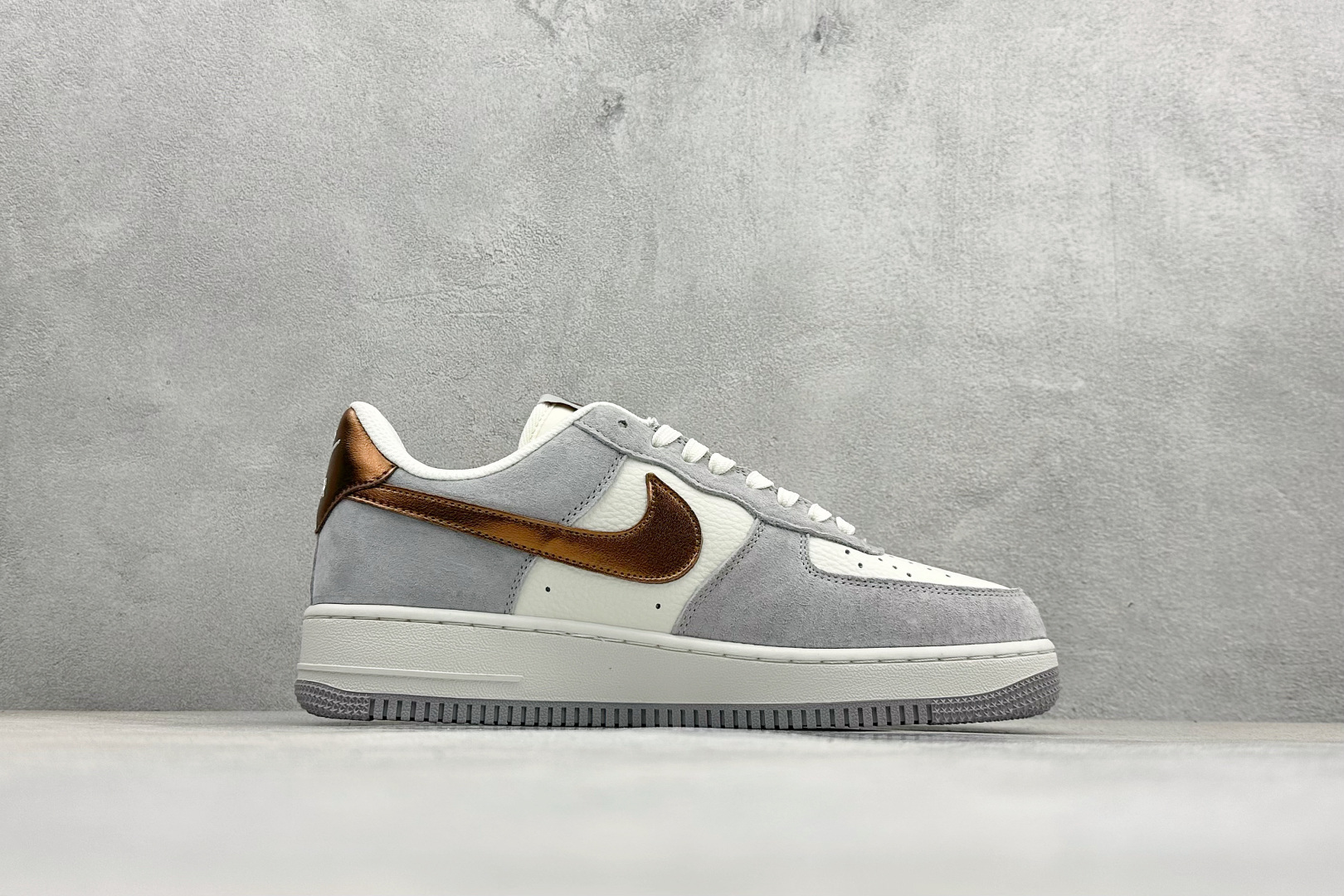260 SC版Nike Air Force 1'07 Low 奶白灰金 空军一号低帮休闲板鞋 DV5477-007-Chinese UA Cheap High Quatity Brand Clothes Bags handbags Sneakers wholesale wholesaler seller from China Factory suppliers Fashion Clothing Shoes best Quality Beautiful Price 260 SC版Nike Air Force 1'07 Low 奶白灰金 空军一号低帮休闲板鞋 DV5477-007