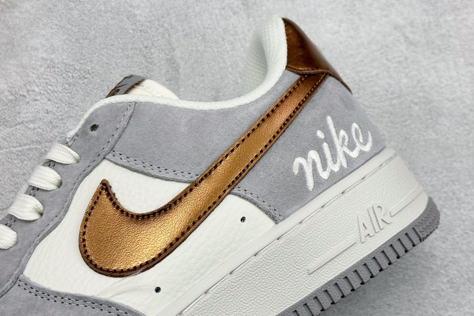 260 SC版Nike Air Force 1'07 Low 奶白灰金 空军一号低帮休闲板鞋 DV5477-007-Chinese UA Cheap High Quatity Brand Clothes Bags handbags Sneakers wholesale wholesaler seller from China Factory suppliers Fashion Clothing Shoes best Quality Beautiful Price 260 SC版Nike Air Force 1'07 Low 奶白灰金 空军一号低帮休闲板鞋 DV5477-007