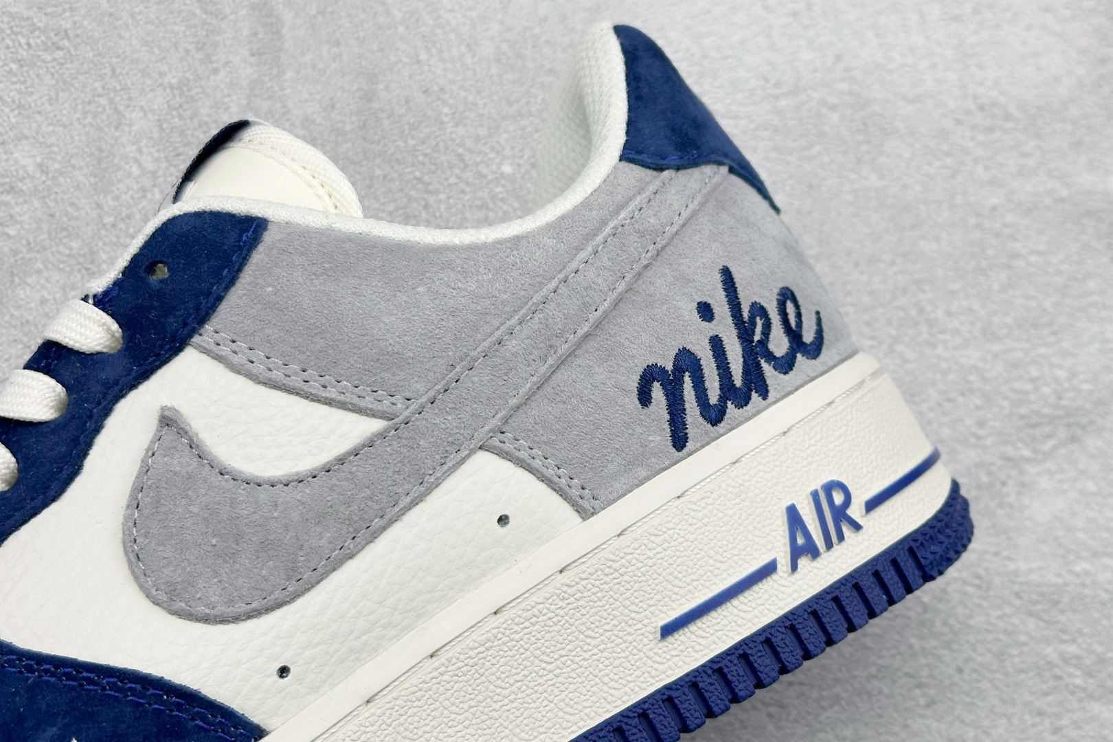 260 SC版NIke Air Force 1 '07 Low 白灰蓝拼接 空军一号低帮 运动鞋 HM3703-161-Chinese UA Cheap High Quatity Brand Clothes Bags handbags Sneakers wholesale wholesaler seller from China Factory suppliers Fashion Clothing Shoes best Quality Beautiful Price 260 SC版NIke Air Force 1 '07 Low 白灰蓝拼接 空军一号低帮 运动鞋 HM3703-161