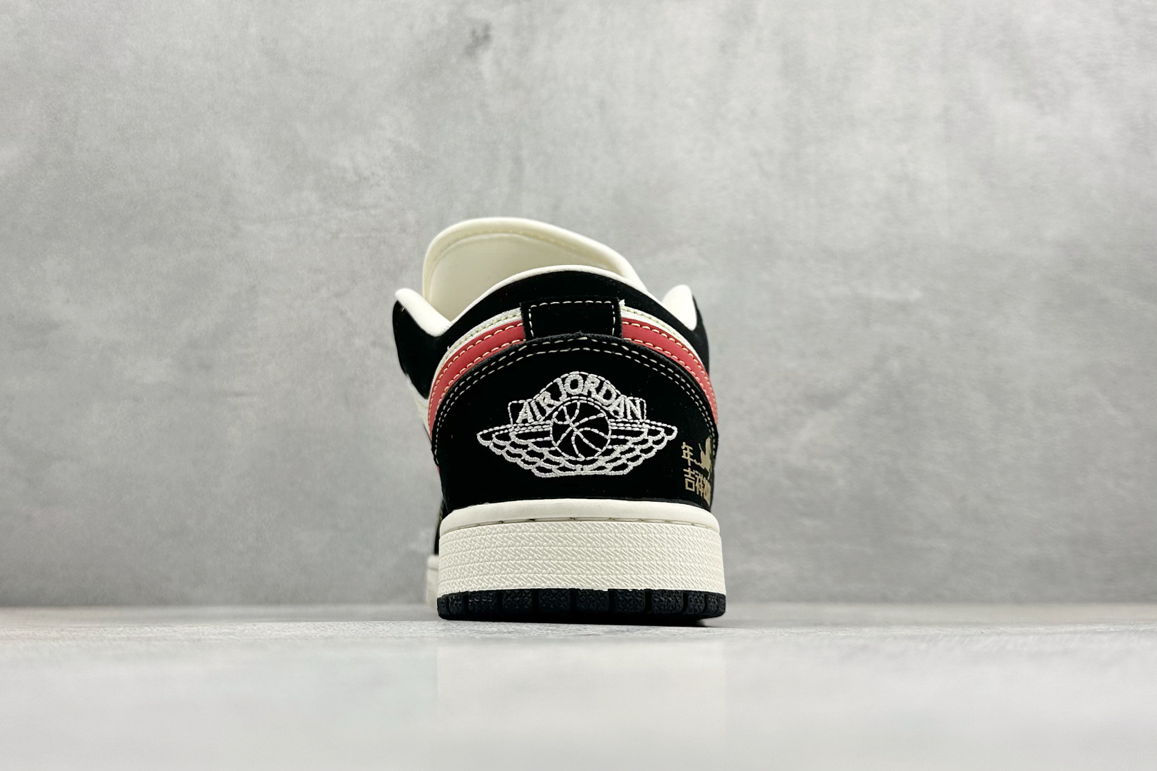 260 Nike Jordan Air Jordan 1“ 马年限定——黑红金标” 高端定制 低帮 复古 减震 防滑 耐磨 篮球鞋 LL8888-002