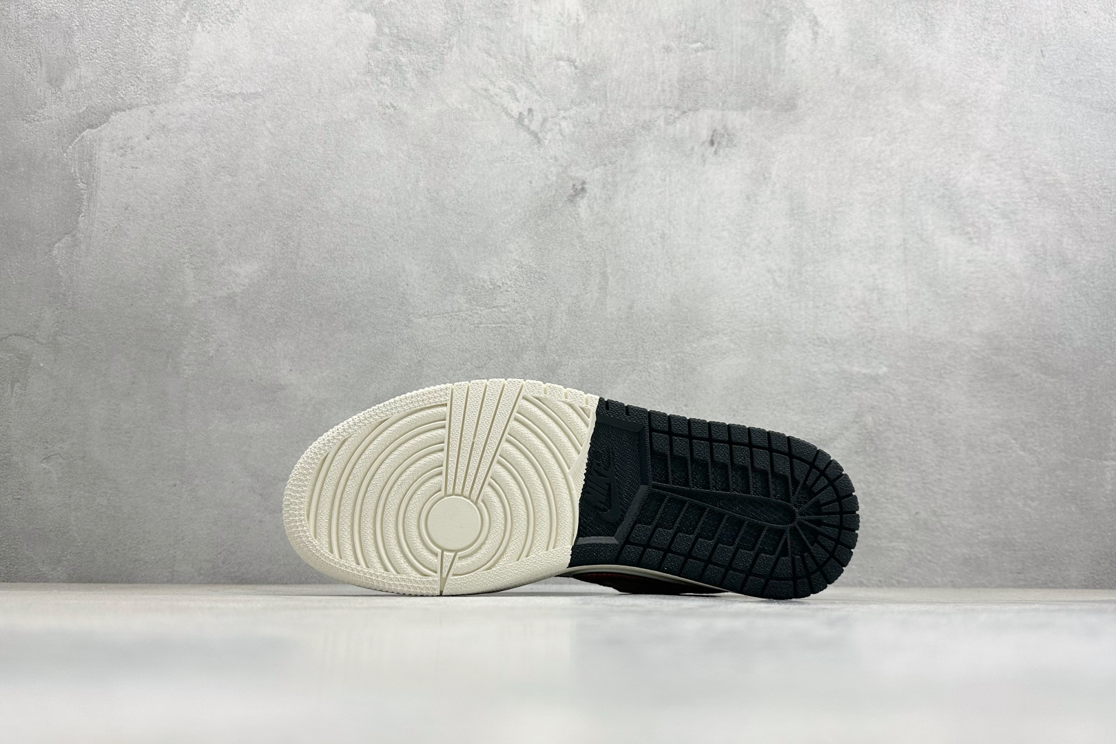 260 Nike Jordan Air Jordan 1“ 马年限定——黑红金标” 高端定制 低帮 复古 减震 防滑 耐磨 篮球鞋 LL8888-002