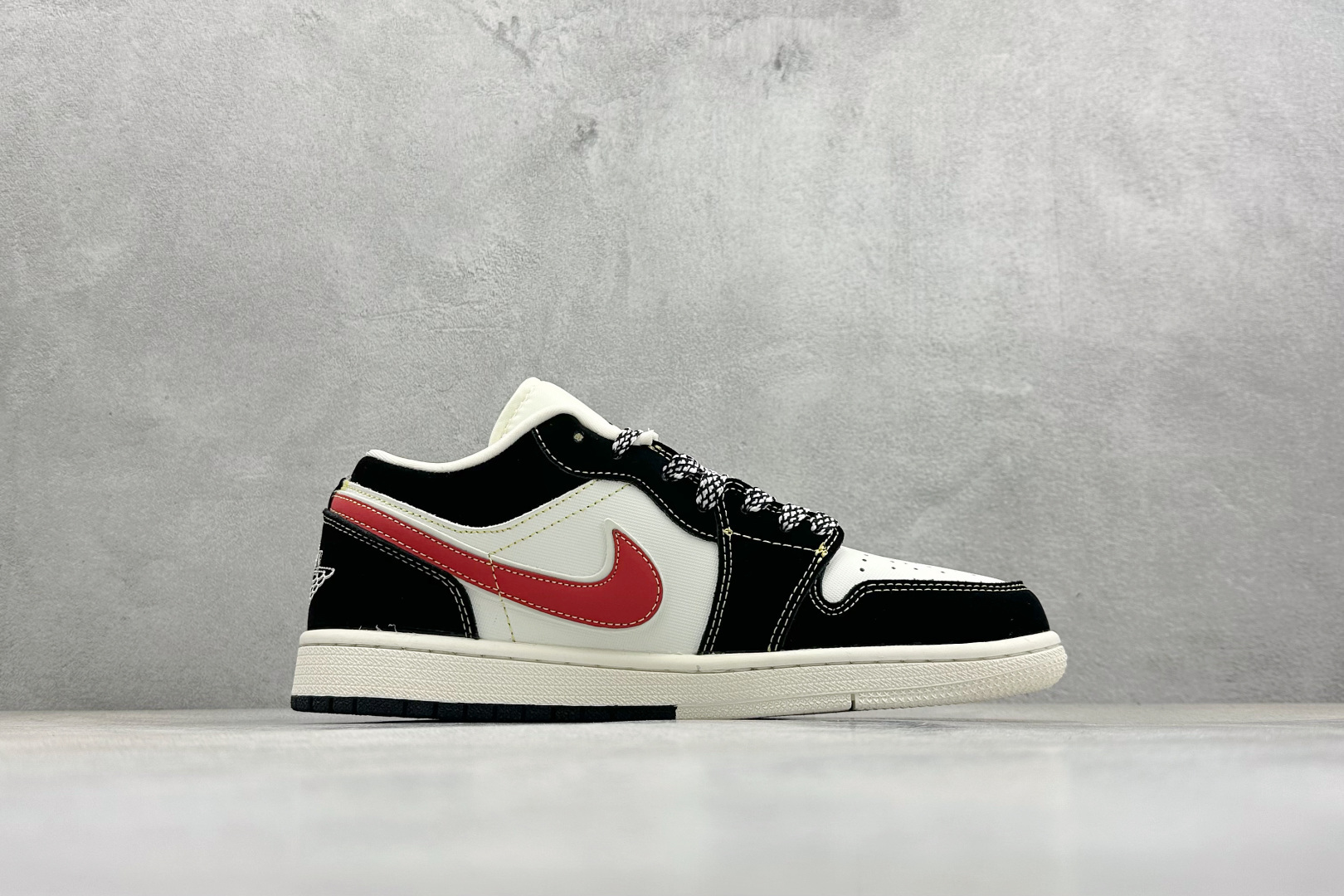 260 Nike Jordan Air Jordan 1“ 马年限定——黑红金标” 高端定制 低帮 复古 减震 防滑 耐磨 篮球鞋 LL8888-002