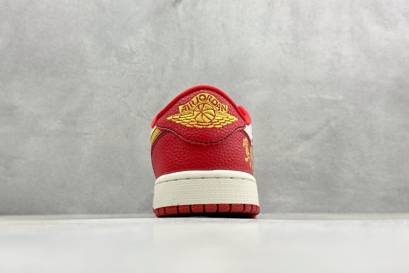 280 Travis Scott x Fragment Design x Jordan Air Jordan 1 Low SP “马年限定联名------白红金钩” 马年印花 高端定制 倒钩三方联名低帮篮球鞋 XD1979-003