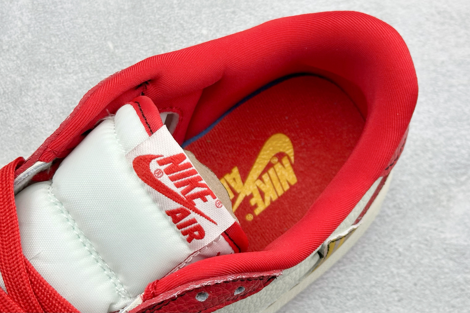 280 Travis Scott x Fragment Design x Jordan Air Jordan 1 Low SP “马年限定联名------白红金钩” 马年印花 高端定制 倒钩三方联名低帮篮球鞋 XD1979-003