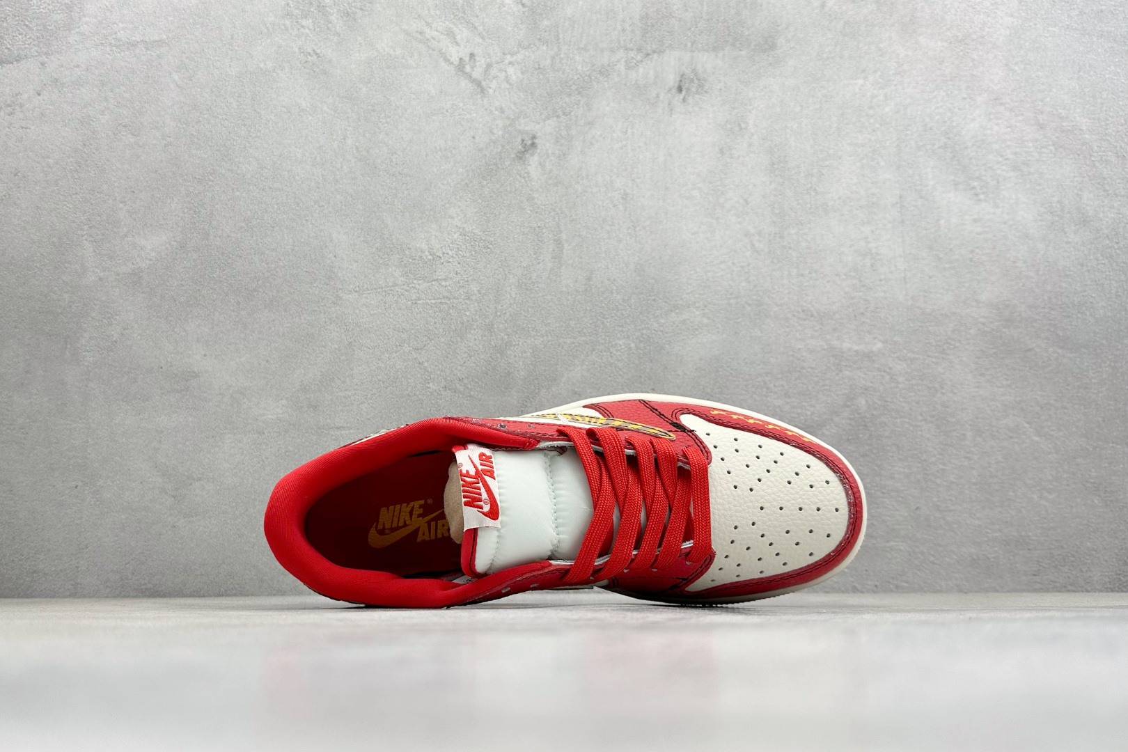 280 Travis Scott x Fragment Design x Jordan Air Jordan 1 Low SP “马年限定联名------白红金钩” 马年印花 高端定制 倒钩三方联名低帮篮球鞋 XD1979-003