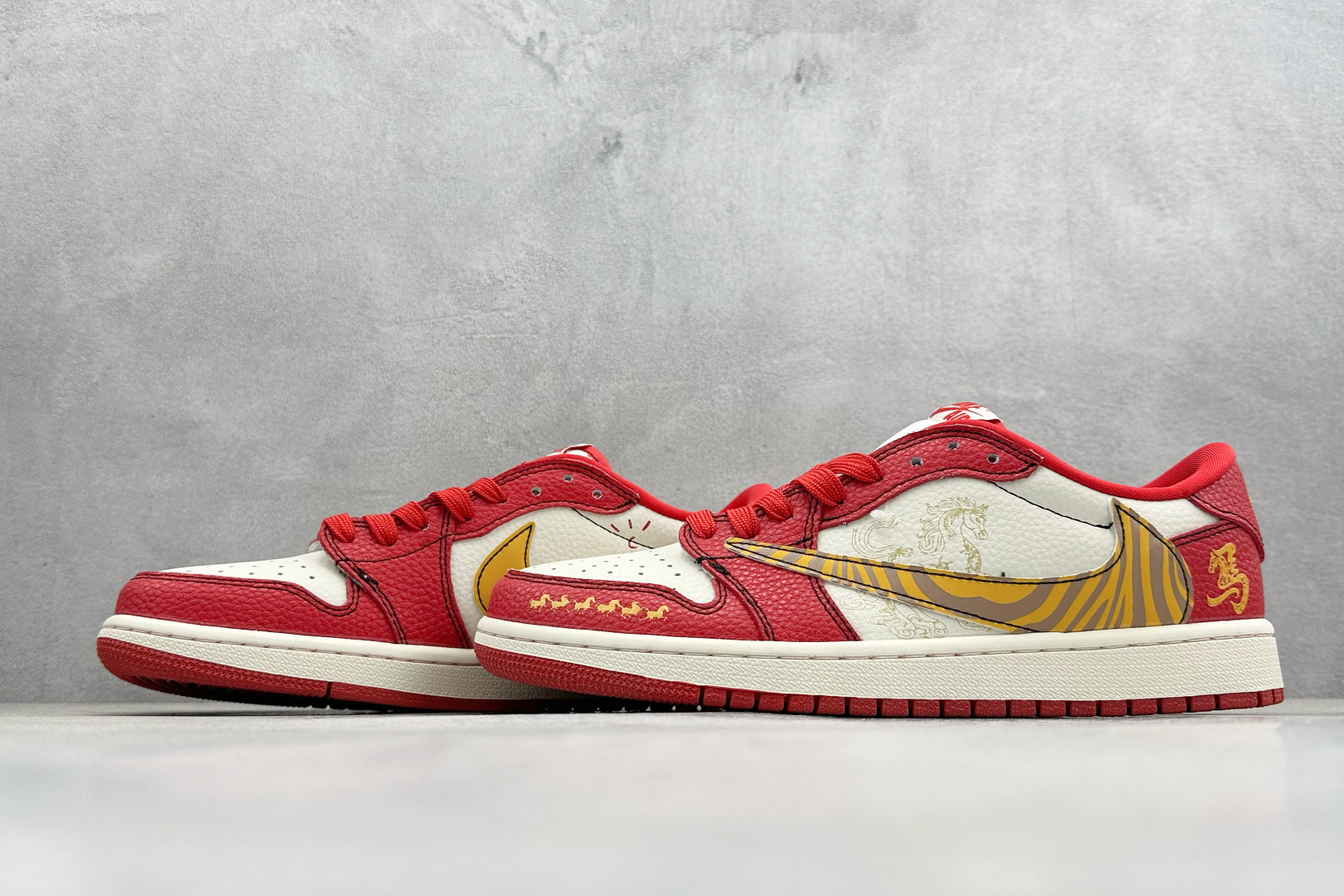 280 Travis Scott x Fragment Design x Jordan Air Jordan 1 Low SP “马年限定联名------白红金钩” 马年印花 高端定制 倒钩三方联名低帮篮球鞋 XD1979-003