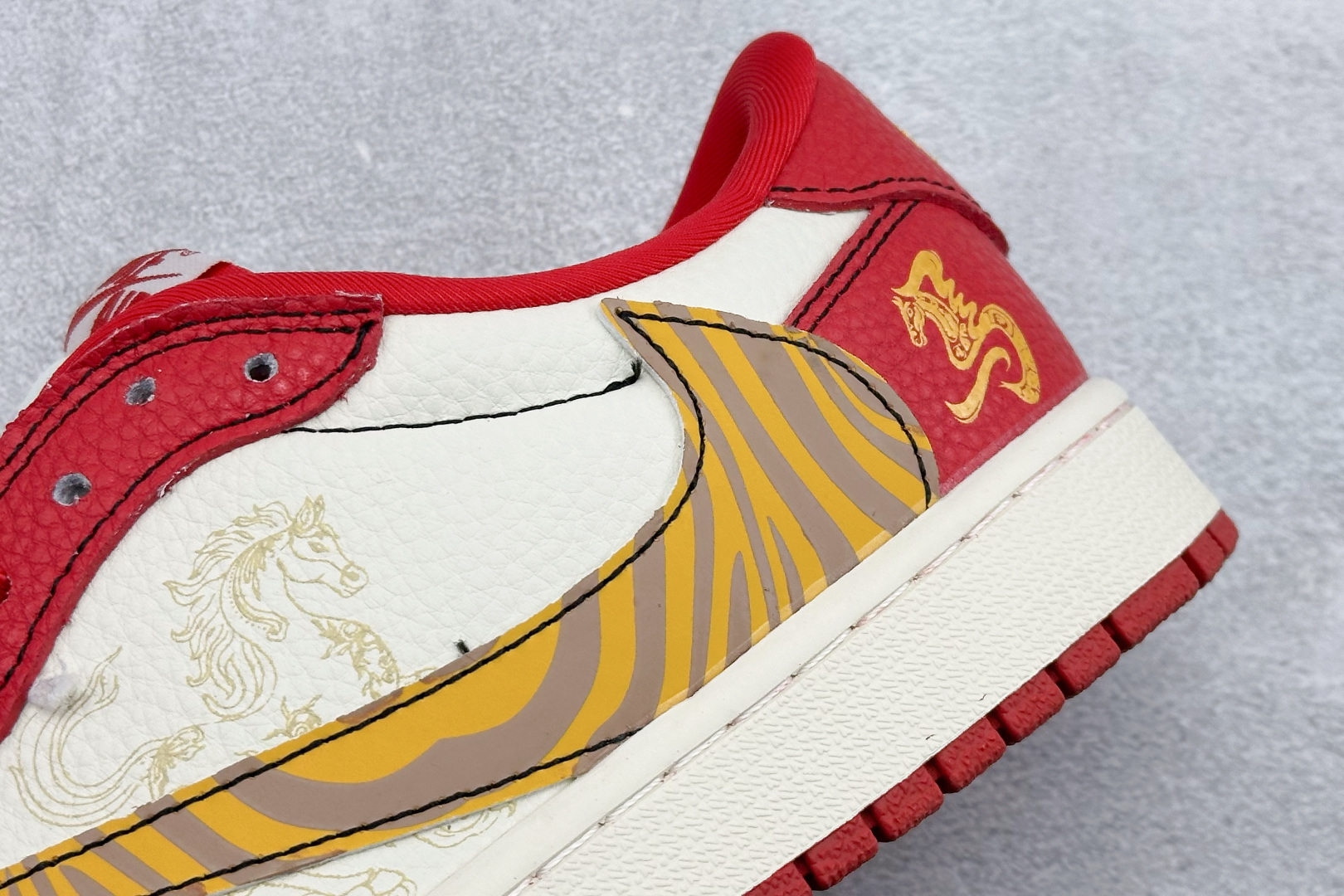 280 Travis Scott x Fragment Design x Jordan Air Jordan 1 Low SP “马年限定联名------白红金钩” 马年印花 高端定制 倒钩三方联名低帮篮球鞋 XD1979-003