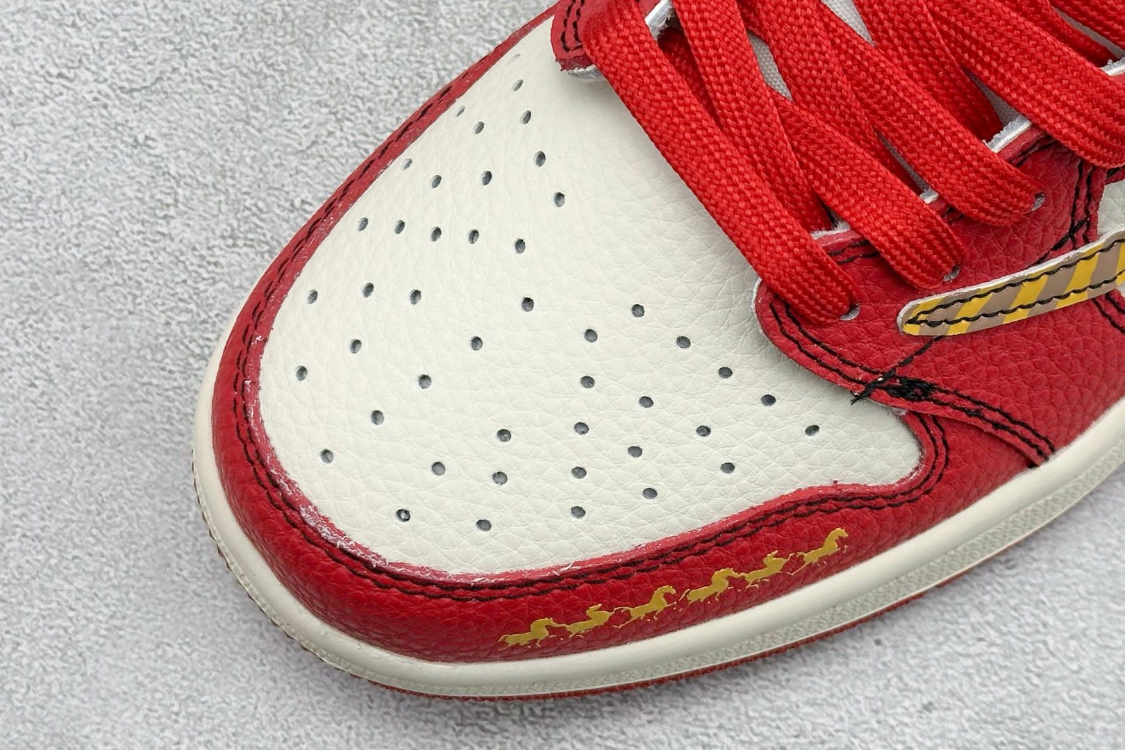 280 Travis Scott x Fragment Design x Jordan Air Jordan 1 Low SP “马年限定联名------白红金钩” 马年印花 高端定制 倒钩三方联名低帮篮球鞋 XD1979-003