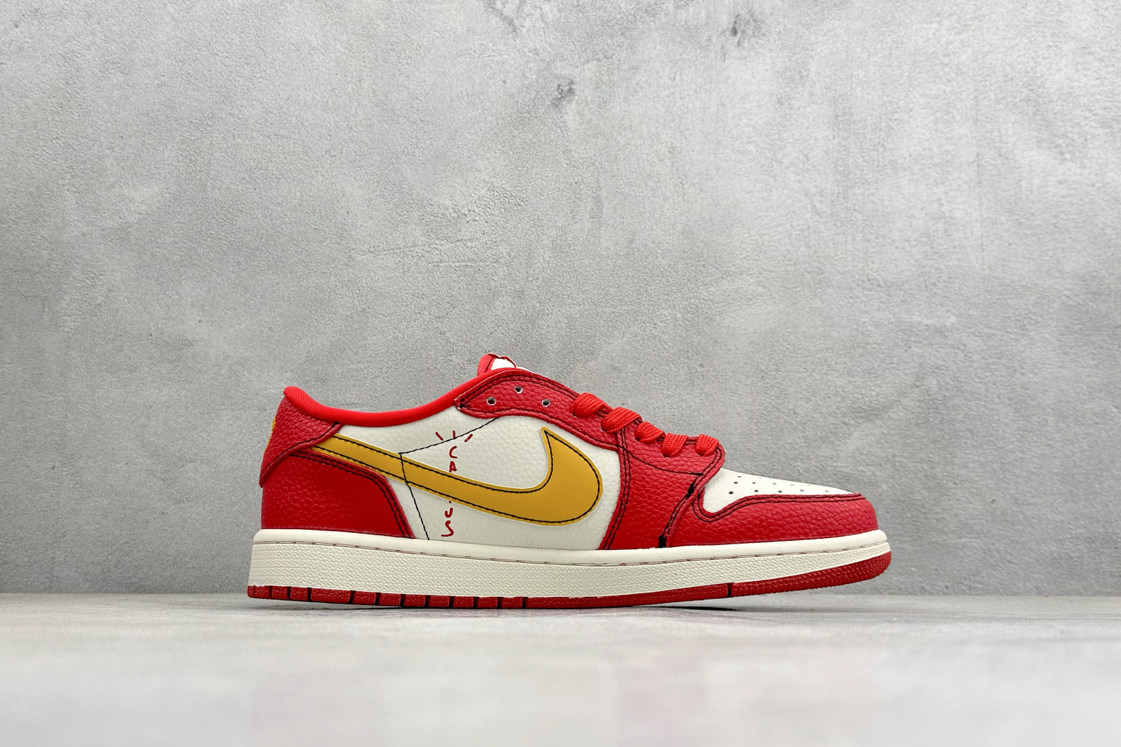 280 Travis Scott x Fragment Design x Jordan Air Jordan 1 Low SP “马年限定联名------白红金钩” 马年印花 高端定制 倒钩三方联名低帮篮球鞋 XD1979-003