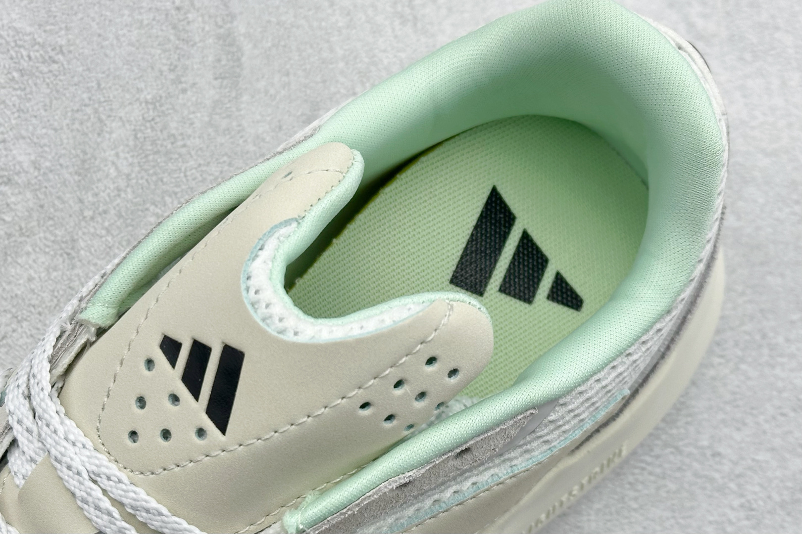 RS版AD Lightblaze 舒适耐磨减震专业跑步鞋 冲向目标，一路向前，不断挑战和突破自我无论是平