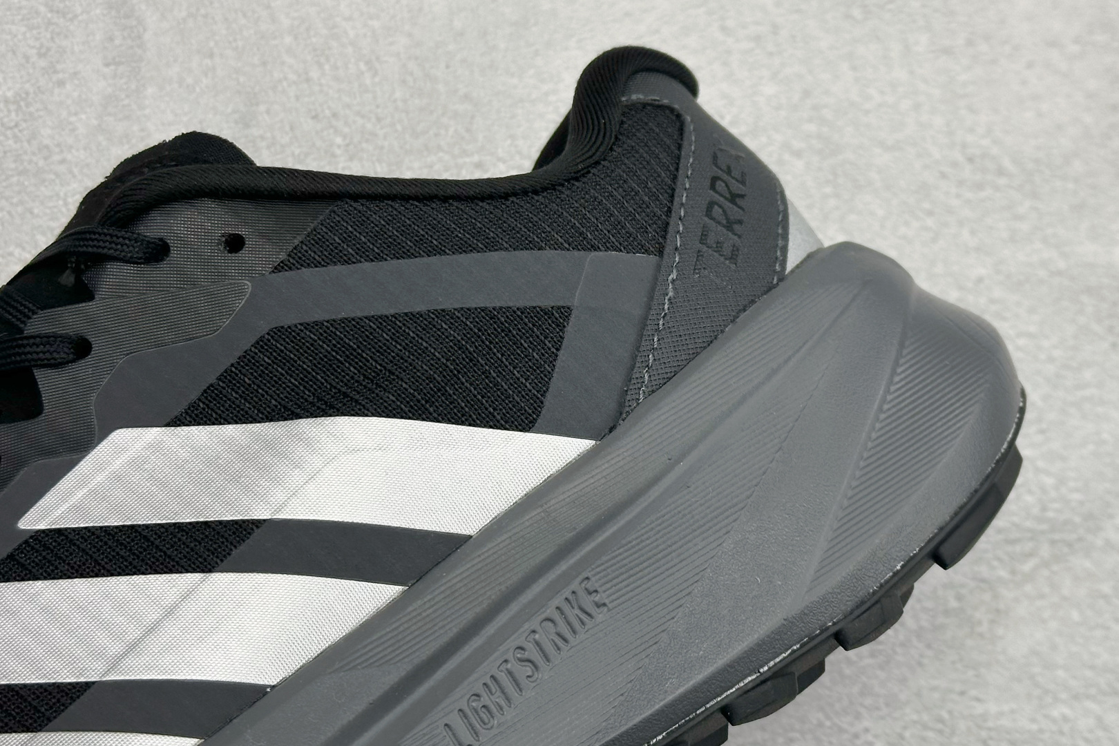 200 Adidas TERREX AGRAVIC LT 舒适时尚防滑耐磨低帮跑步鞋 KK1871