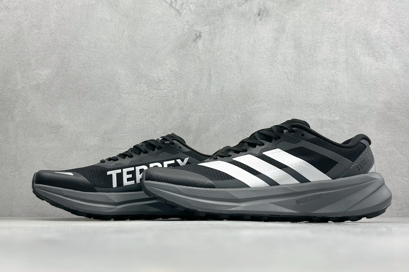 200 Adidas TERREX AGRAVIC LT 舒适时尚防滑耐磨低帮跑步鞋 KK1871