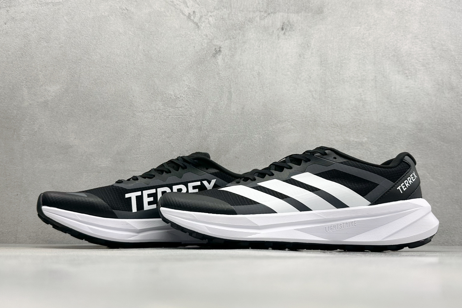 200 Adidas TERREX AGRAVIC LT 舒适时尚防滑耐磨低帮跑步鞋 KK1869
