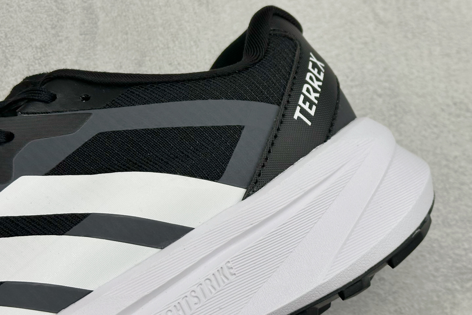 200 Adidas TERREX AGRAVIC LT 舒适时尚防滑耐磨低帮跑步鞋 KK1869