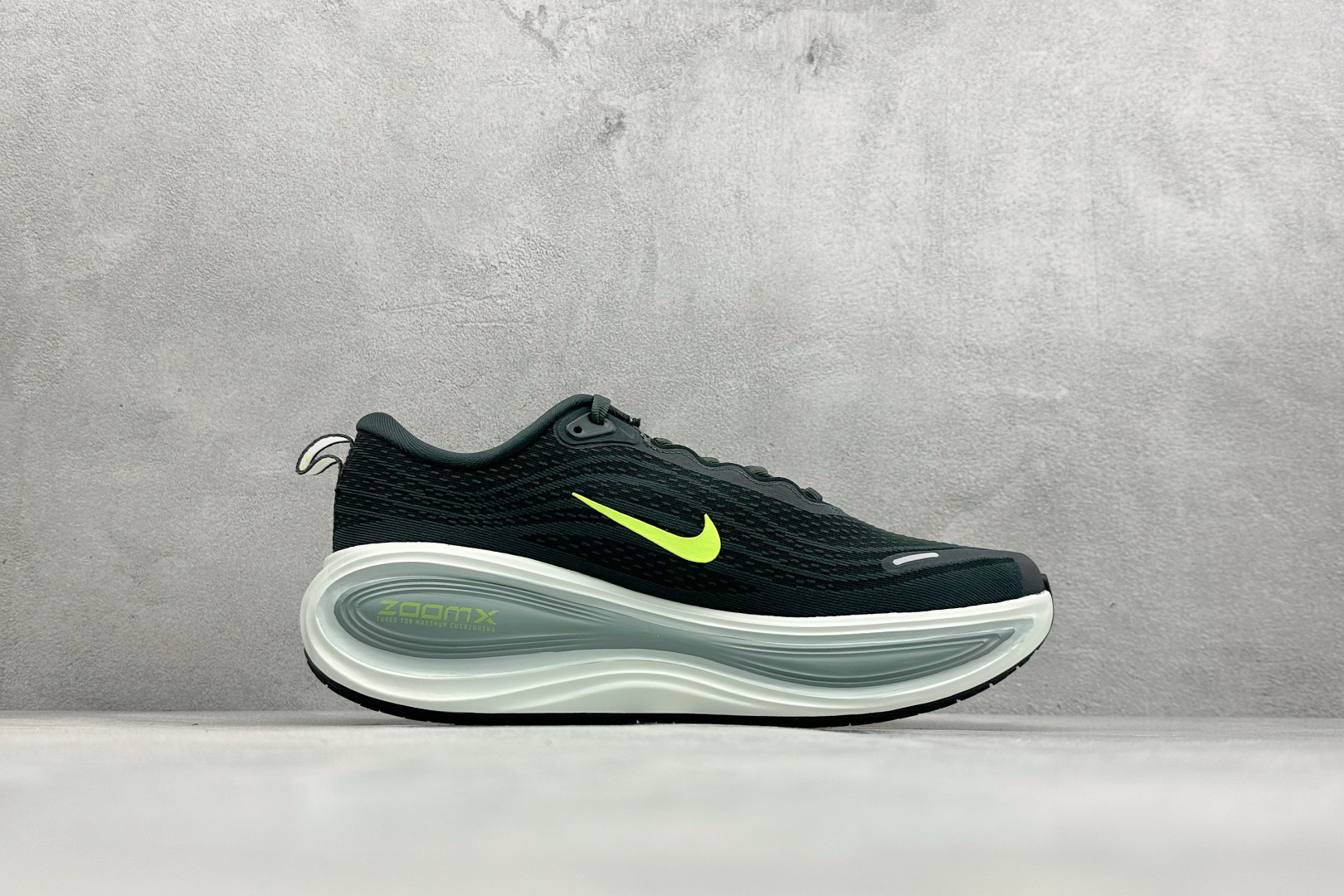 180 Nike Air Zoom Vomero Plus 耐克网面厚底气垫跑鞋 HV8150-300
