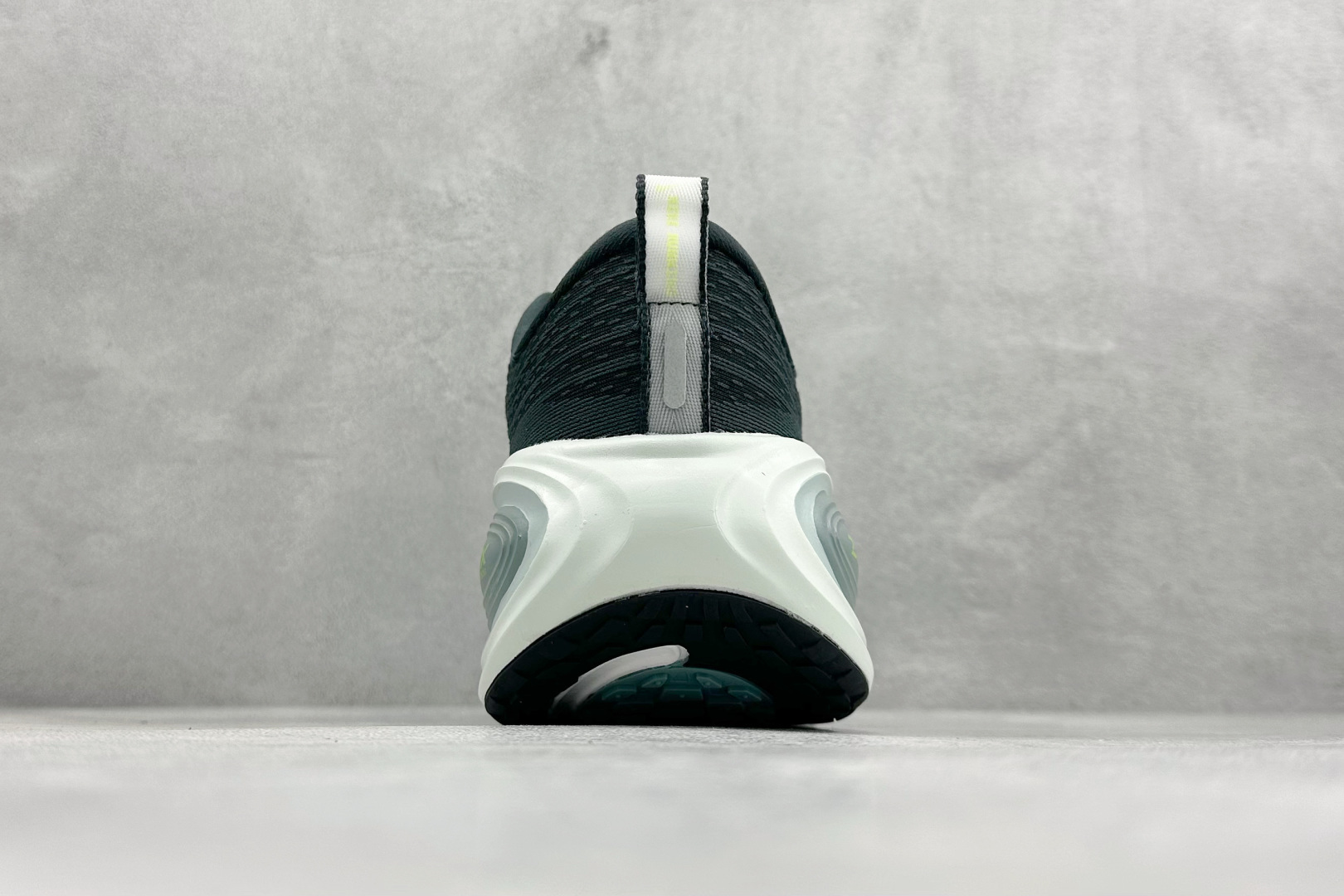 180 Nike Air Zoom Vomero Plus 耐克网面厚底气垫跑鞋 HV8150-300